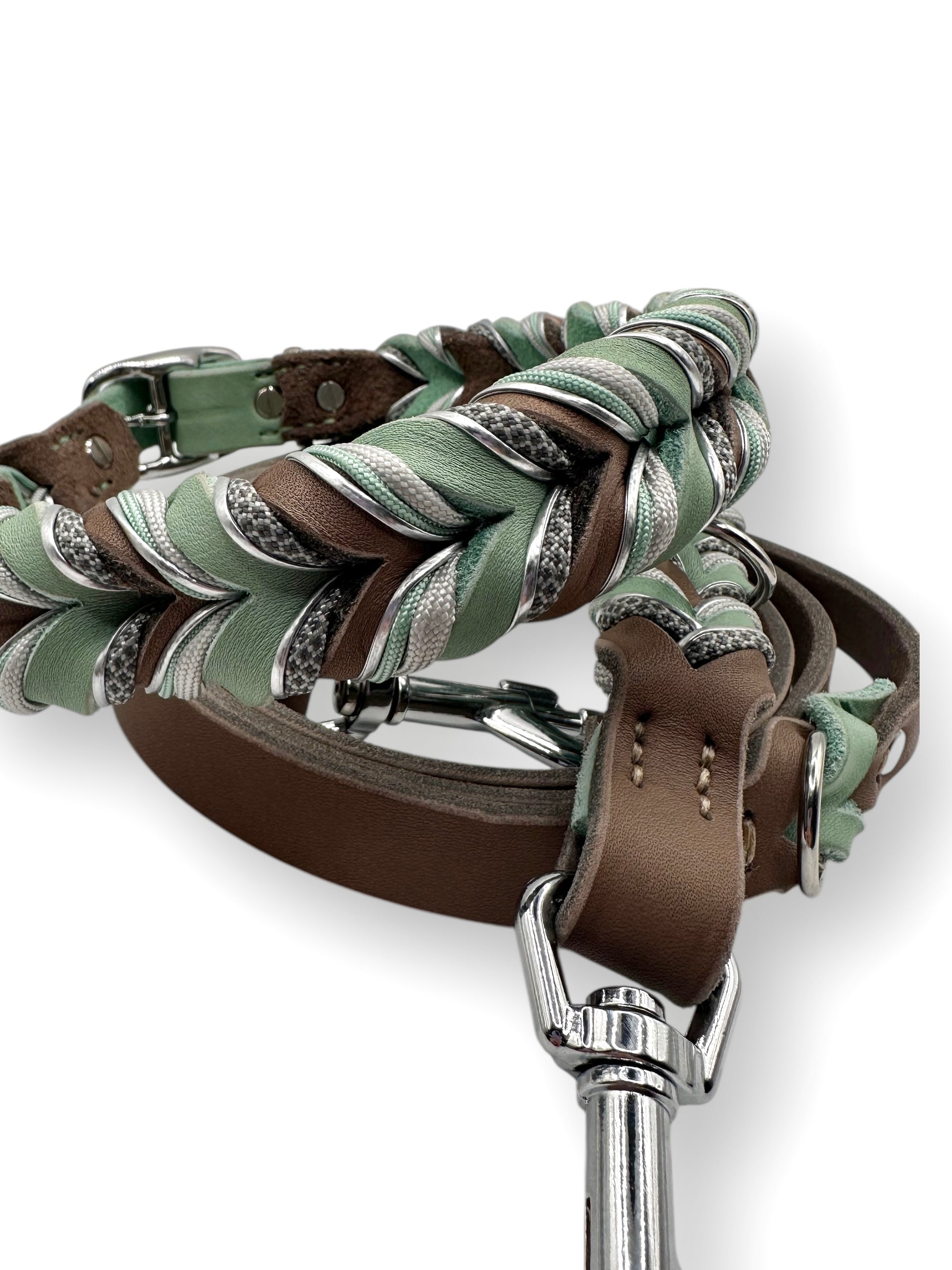 Hunde set aus Fettleder bestehend aus Halsband und Leine in den Farben Schlamm und mint. Geeignet für kleine, mittlere und große Hunde, da es a das Gewicht und Größe angepasst wird. Details in grau, Silber und grün.