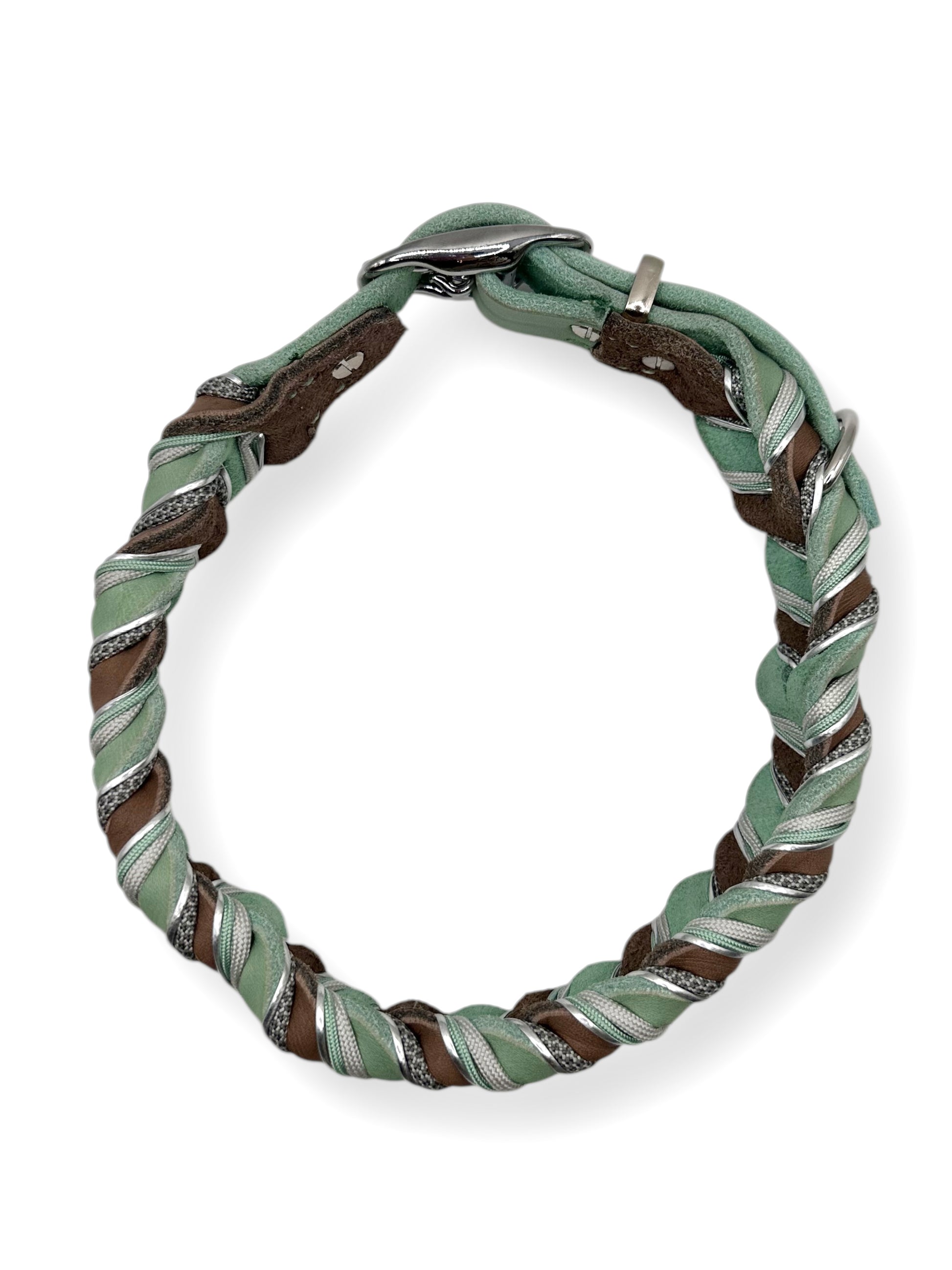 Hunde set aus Fettleder bestehend aus Halsband und Leine in den Farben Schlamm und mint. Geeignet für kleine, mittlere und große Hunde, da es a das Gewicht und Größe angepasst wird. Details in grau, Silber und grün.