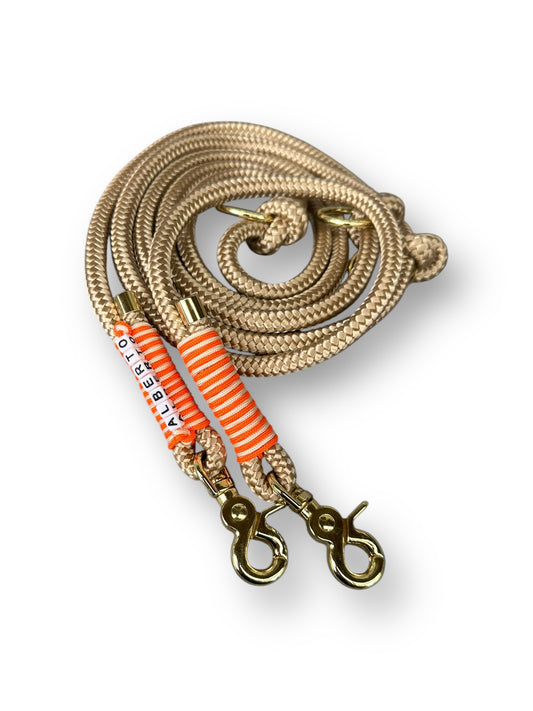 Hundeset bestehend aus Halsband und Leine aus 10mm dickem Tau in der Farbe beige mit orangenen und goldenen Details - Leine oben