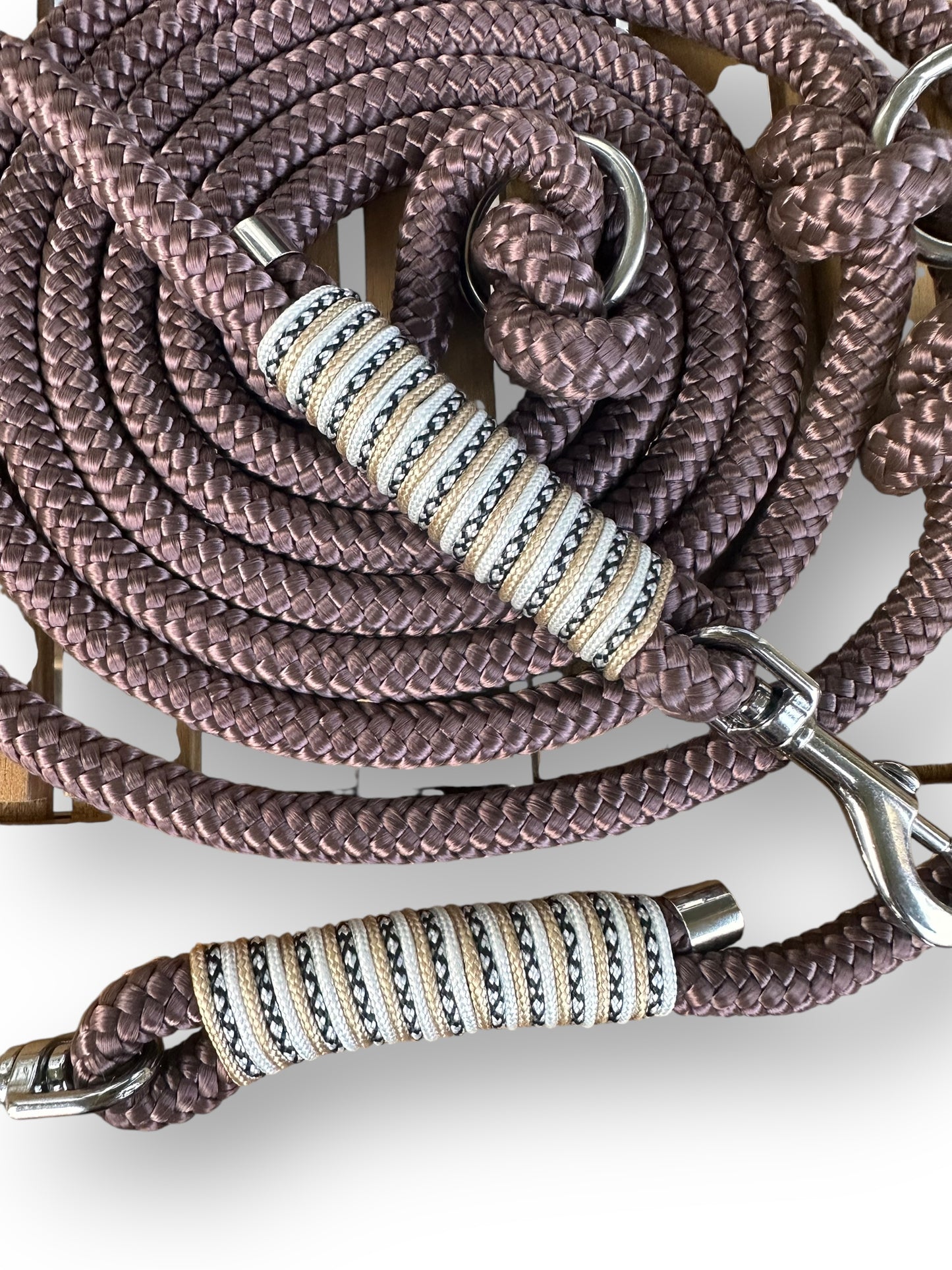 Hundeleine aus 10mm starken Tau in braun mit silbernen Details 