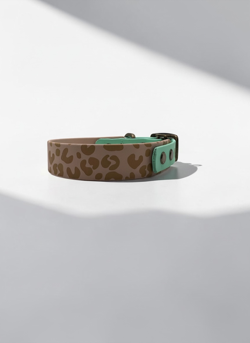 BioThane Hundehalsband Caribbeab Grün und Powder Tan mit Leo-Details. Namensgravur individuell gestaltbar Rückansicht 