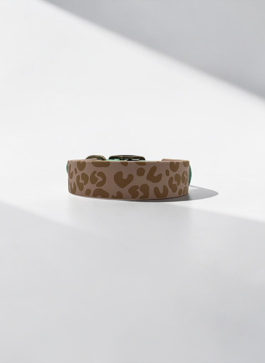 BioThane Hundehalsband Caribbeab Grün und Powder Tan mit Leo-Details. Namensgravur individuell gestaltbar Schnalle Antik Gold