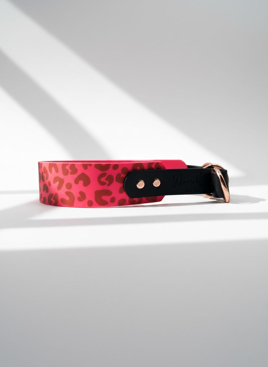 Hundehalsband aus BioThane mit Zugstopp in Neon rosa und schwarz leoprint 
