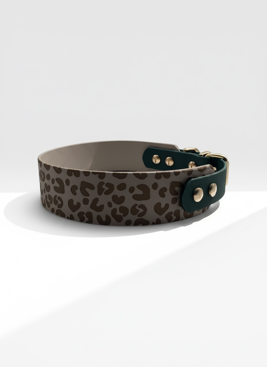 BioThane Halsband für Hunde mit Leomuster in Taupe und dunkelgrün. Individuell gefertigt mit Namensgravur Draufsicht 