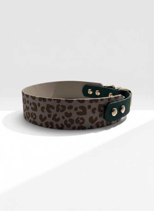 BioThane Halsband für Hunde mit Leomuster in Taupe und dunkelgrün. Individuell gefertigt mit Namensgravur Draufsicht 
