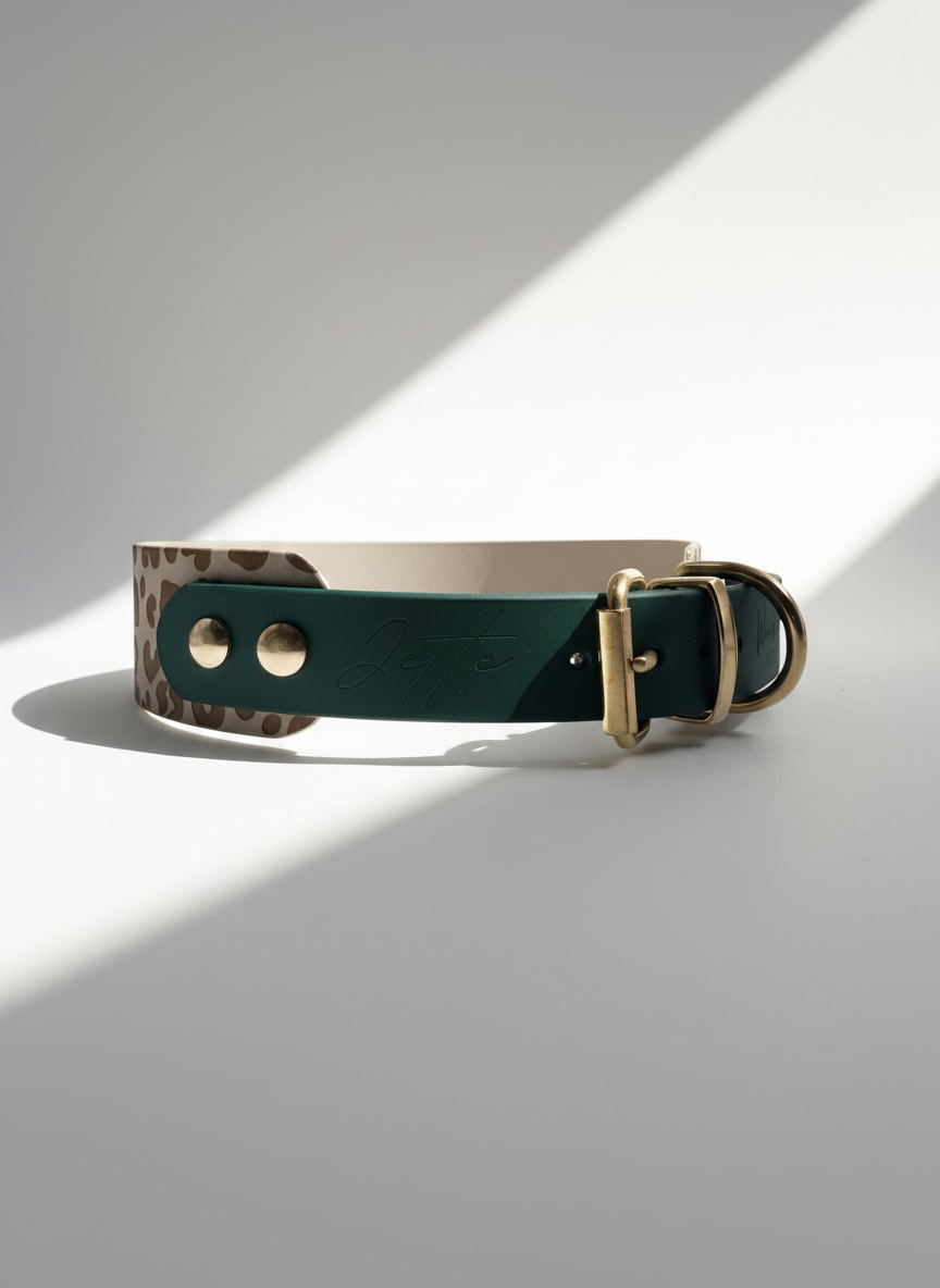 BioThane Halsband für Hunde mit Leomuster in Taupe und dunkelgrün. Individuell gefertigt mit Namensgravur Details Gravur 