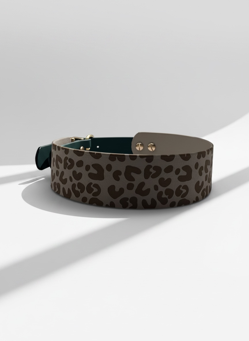 BioThane Halsband für Hunde mit Leomuster in Taupe und dunkelgrün. Individuell gefertigt mit Namensgravur Rückansicht Leo Details 