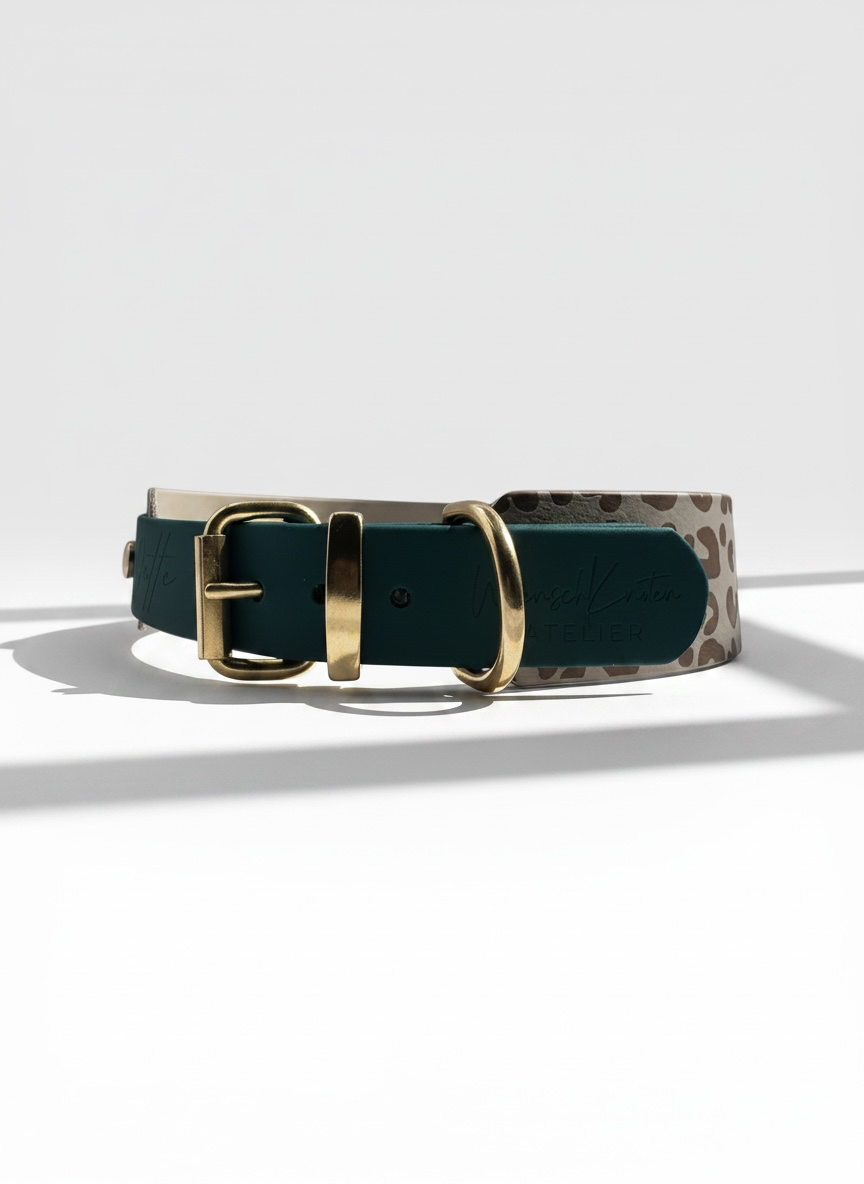 BioThane Halsband für Hunde mit Leomuster in Taupe und dunkelgrün. Individuell gefertigt mit Namensgravur 