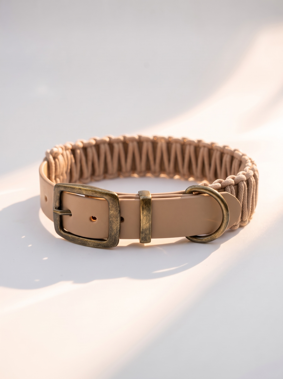 Hundehalsband aus BioThane in beige mit edlen Antik-goldenen details. Umwickelt. Ist Paracord Typ 3 in Café Latte. Handgefertigt und individuell anpassbar. Ansicht des Halsbandes von vorne 