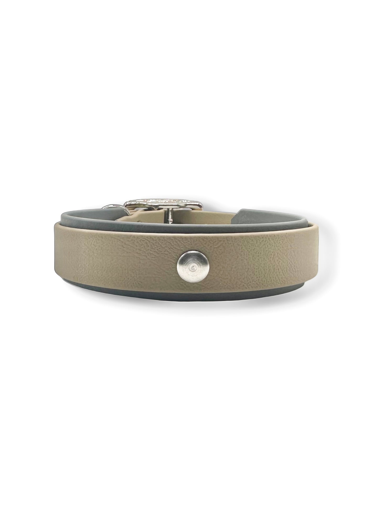 Hundehalsband aus BioThane in zwei Farben: Beige und Grau. LINEA Kollektion. Verschiedene Breiten erhältlich, somit geeigent für kleine, mittlere und große Hunde. Beschläge können Farblich angepasst werden.