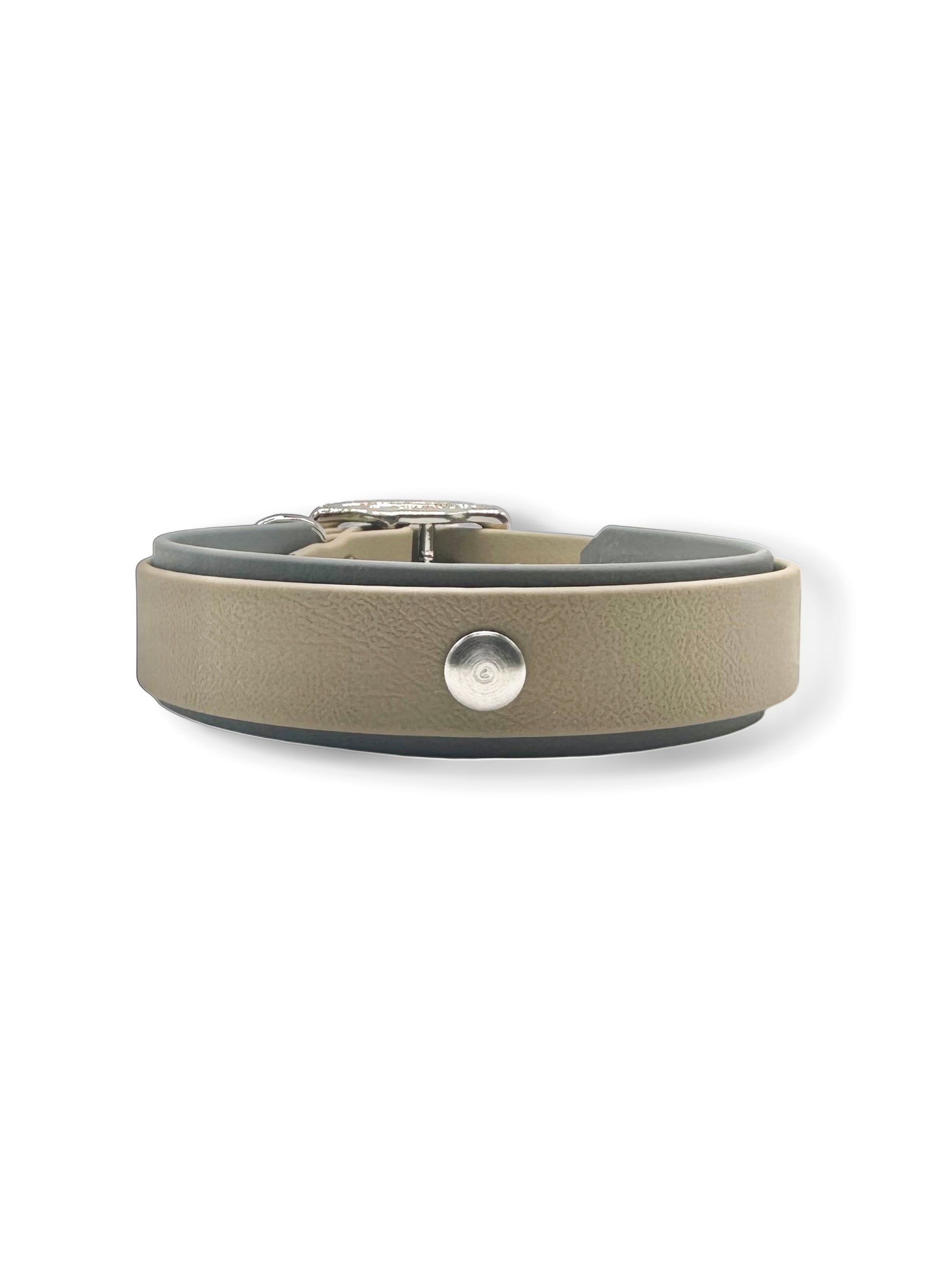 Hundehalsband aus BioThane in zwei Farben: Beige und Grau. LINEA Kollektion. Verschiedene Breiten erhältlich, somit geeigent für kleine, mittlere und große Hunde. Beschläge können Farblich angepasst werden.