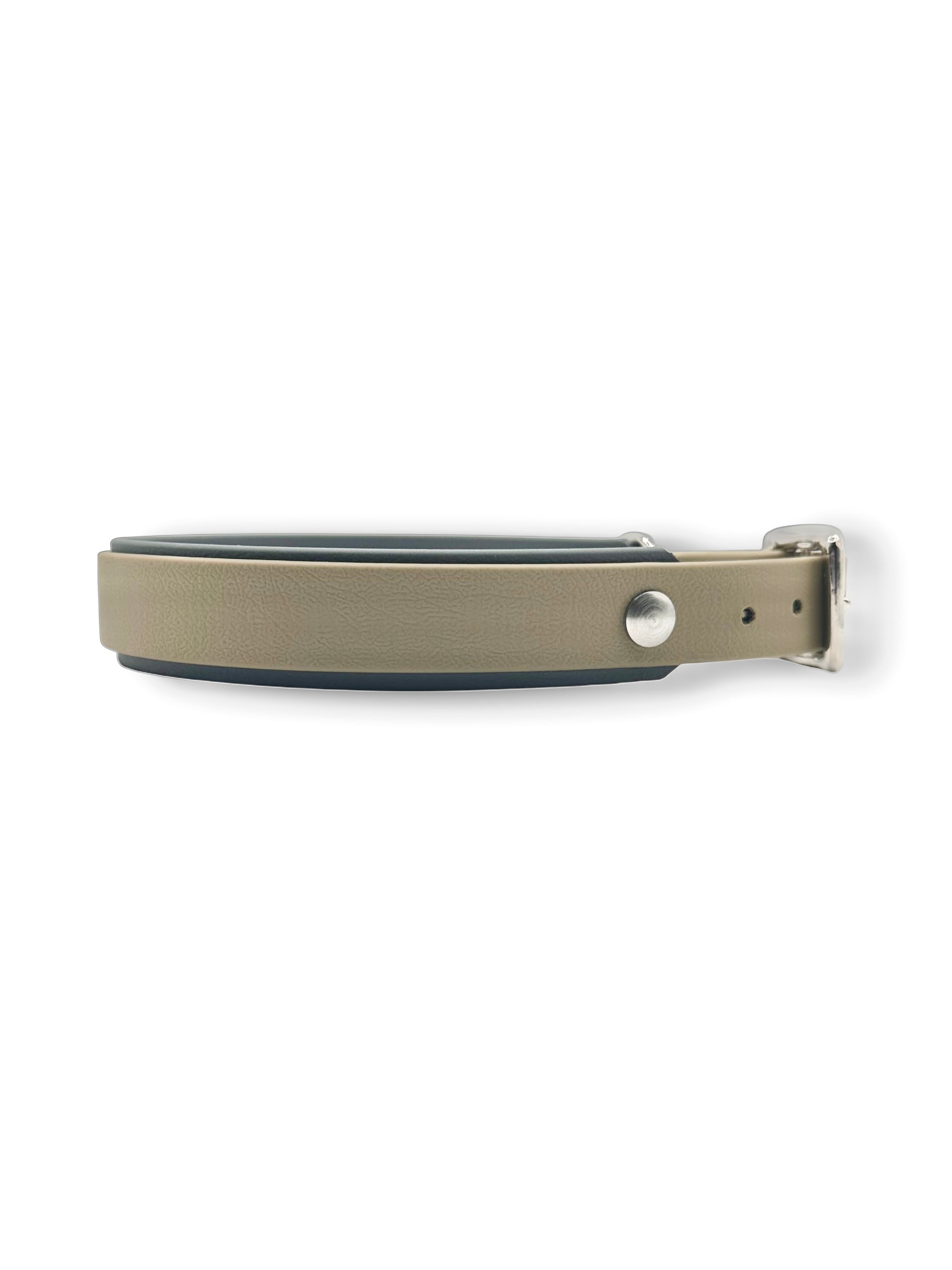 Hundehalsband aus BioThane in zwei Farben: Beige und Grau. LINEA Kollektion. Verschiedene Breiten erhältlich, somit geeigent für kleine, mittlere und große Hunde. Beschläge können Farblich angepasst werden.