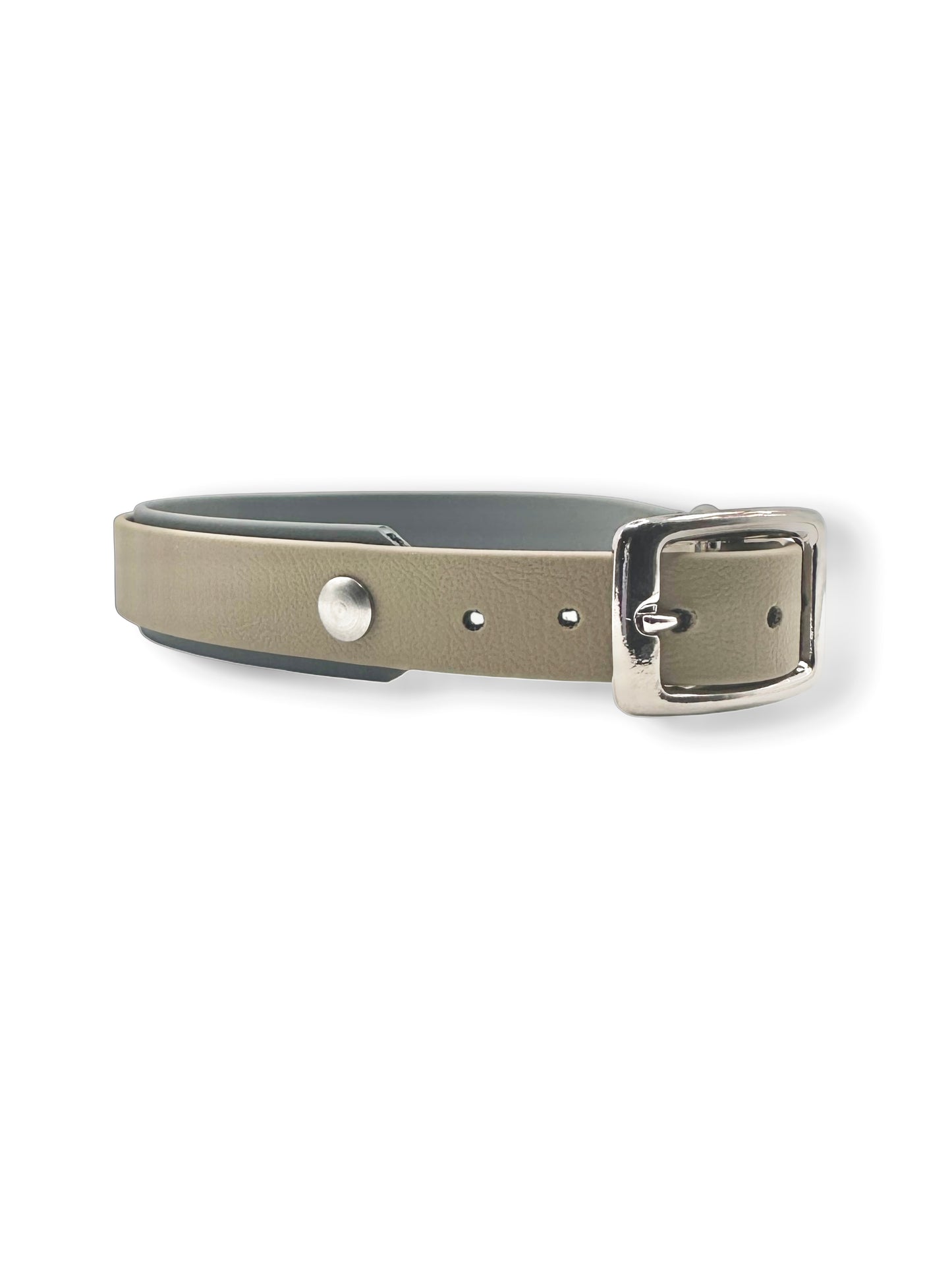 Hundehalsband aus BioThane in zwei Farben: Beige und Grau. LINEA Kollektion. Verschiedene Breiten erhältlich, somit geeigent für kleine, mittlere und große Hunde. Beschläge können Farblich angepasst werden.