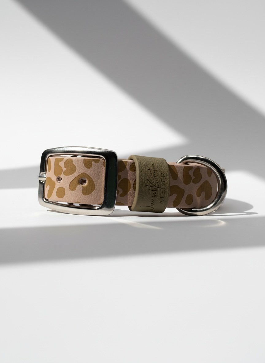Hundehalsband aus BioThane mit leoprint in cream und braun mit silbernen Beschlägen 