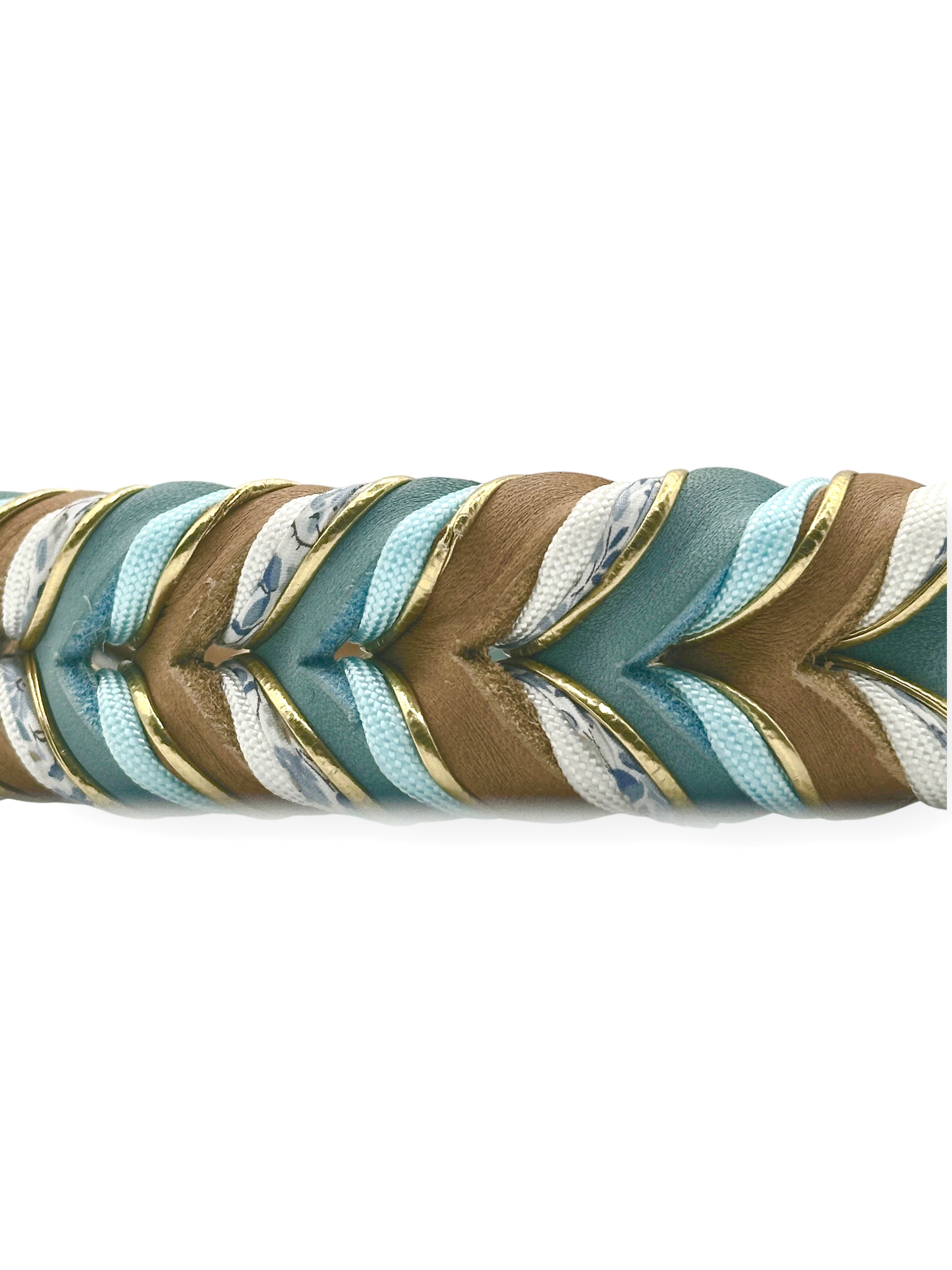 Lederhalsband aus Fettleder in den Farben Blau & Braun mit goldenen und Blumen details. Geeigent für kleine, mittlere und große Hunde, da das Halsband an das gewicht deines Hundes angepasst wird.