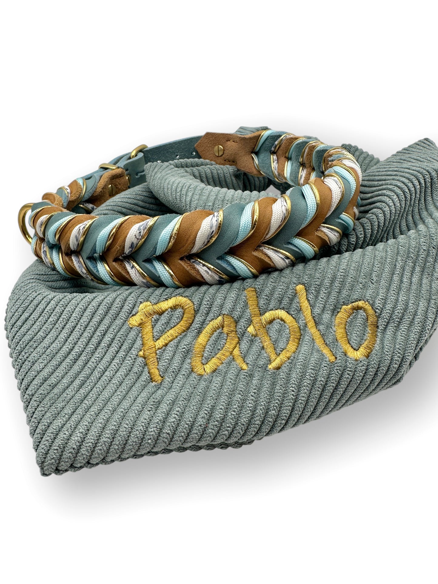 Lederhalsband aus Fettleder in den Farben Blau & Braun mit goldenen und Blumen details. Geeigent für kleine, mittlere und große Hunde, da das Halsband an das gewicht deines Hundes angepasst wird.