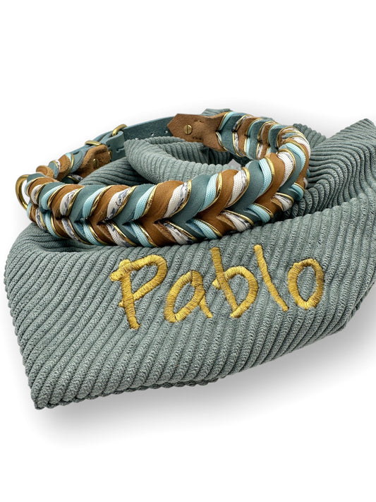 Lederhalsband aus Fettleder in den Farben Blau & Braun mit goldenen und Blumen details. Geeigent für kleine, mittlere und große Hunde, da das Halsband an das gewicht deines Hundes angepasst wird.