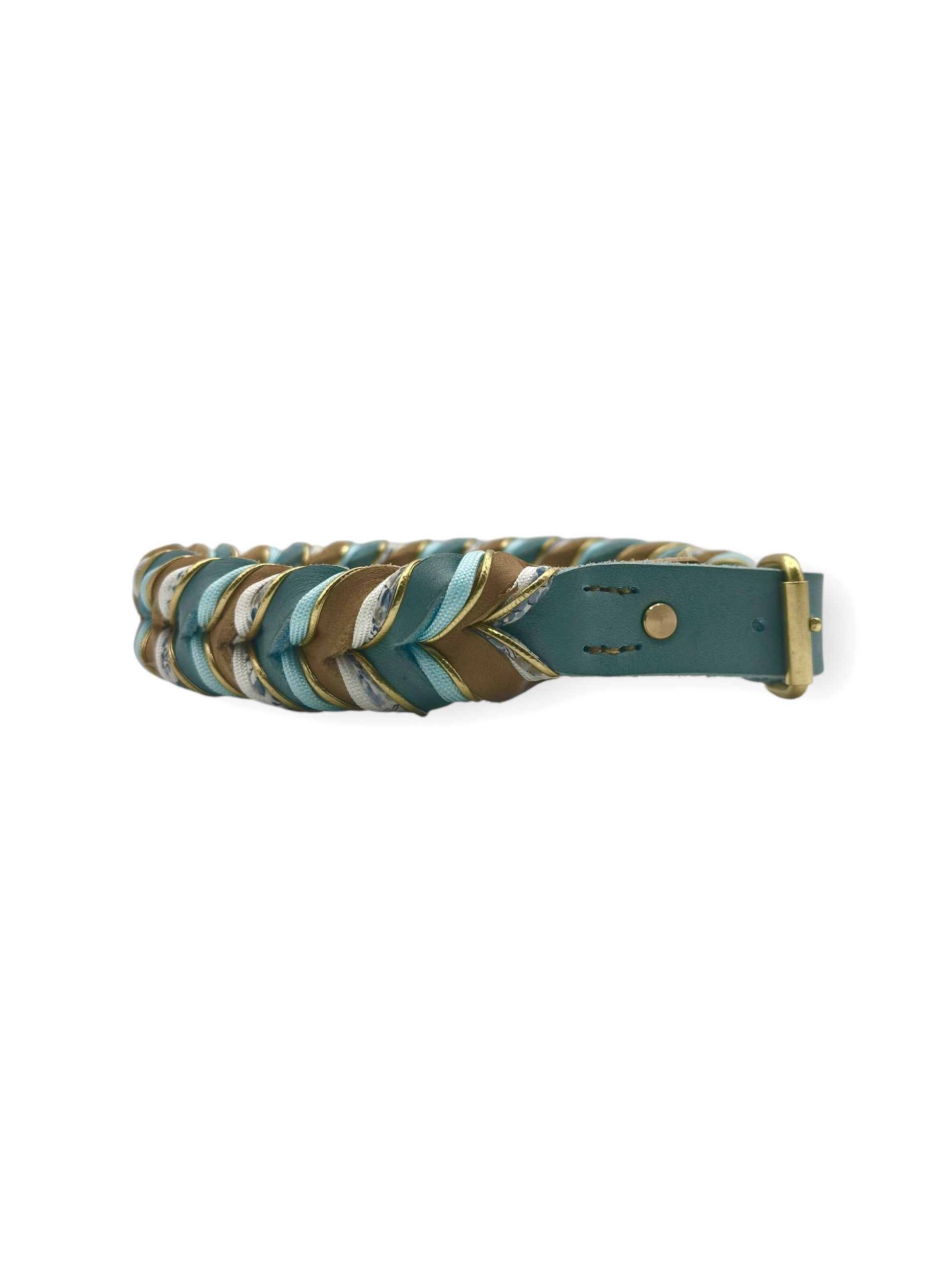 Lederhalsband aus Fettleder in den Farben Blau & Braun mit goldenen und Blumen details. Geeigent für kleine, mittlere und große Hunde, da das Halsband an das gewicht deines Hundes angepasst wird.