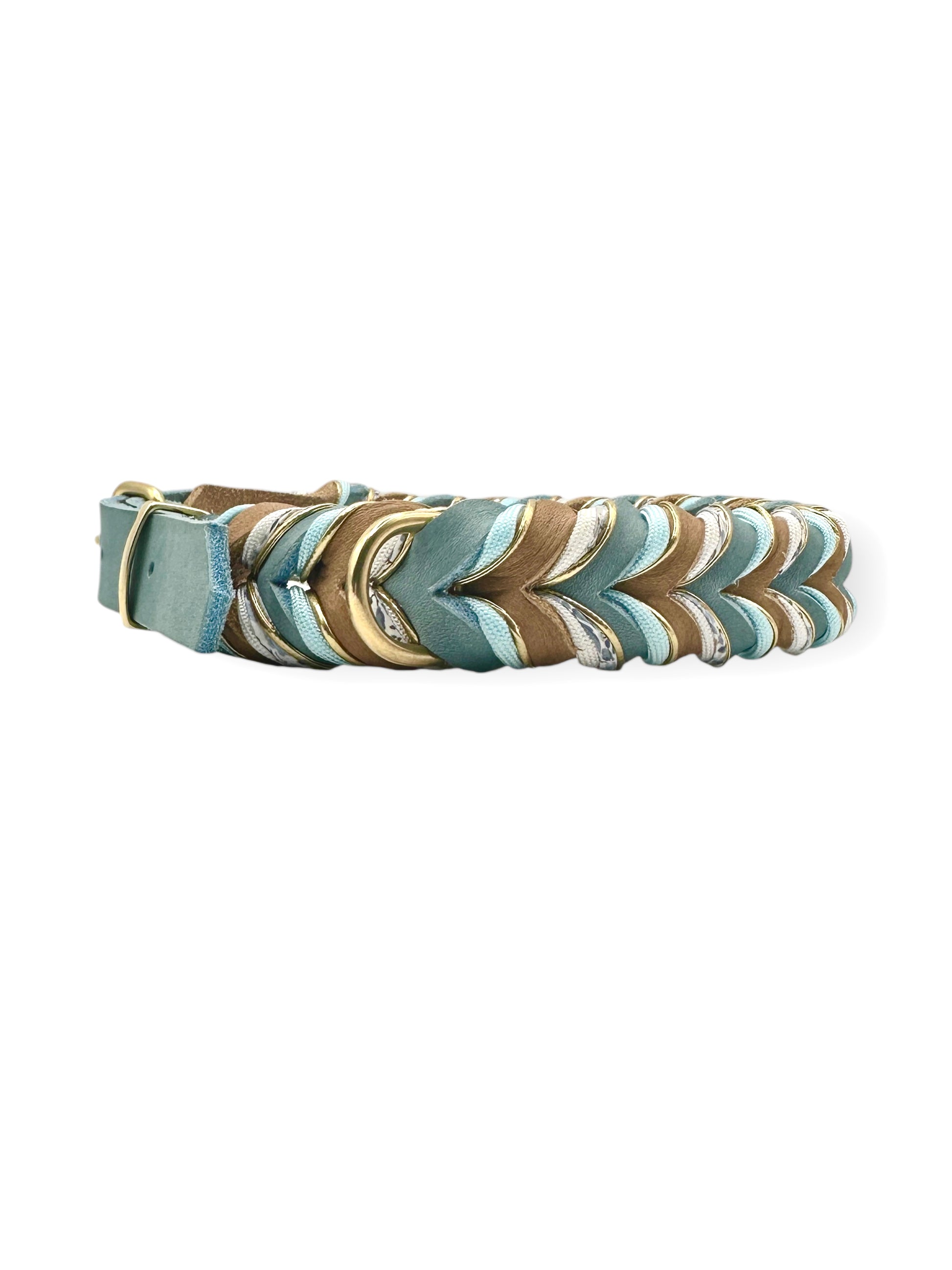 Lederhalsband aus Fettleder in den Farben Blau & Braun mit goldenen und Blumen details. Geeigent für kleine, mittlere und große Hunde, da das Halsband an das gewicht deines Hundes angepasst wird.