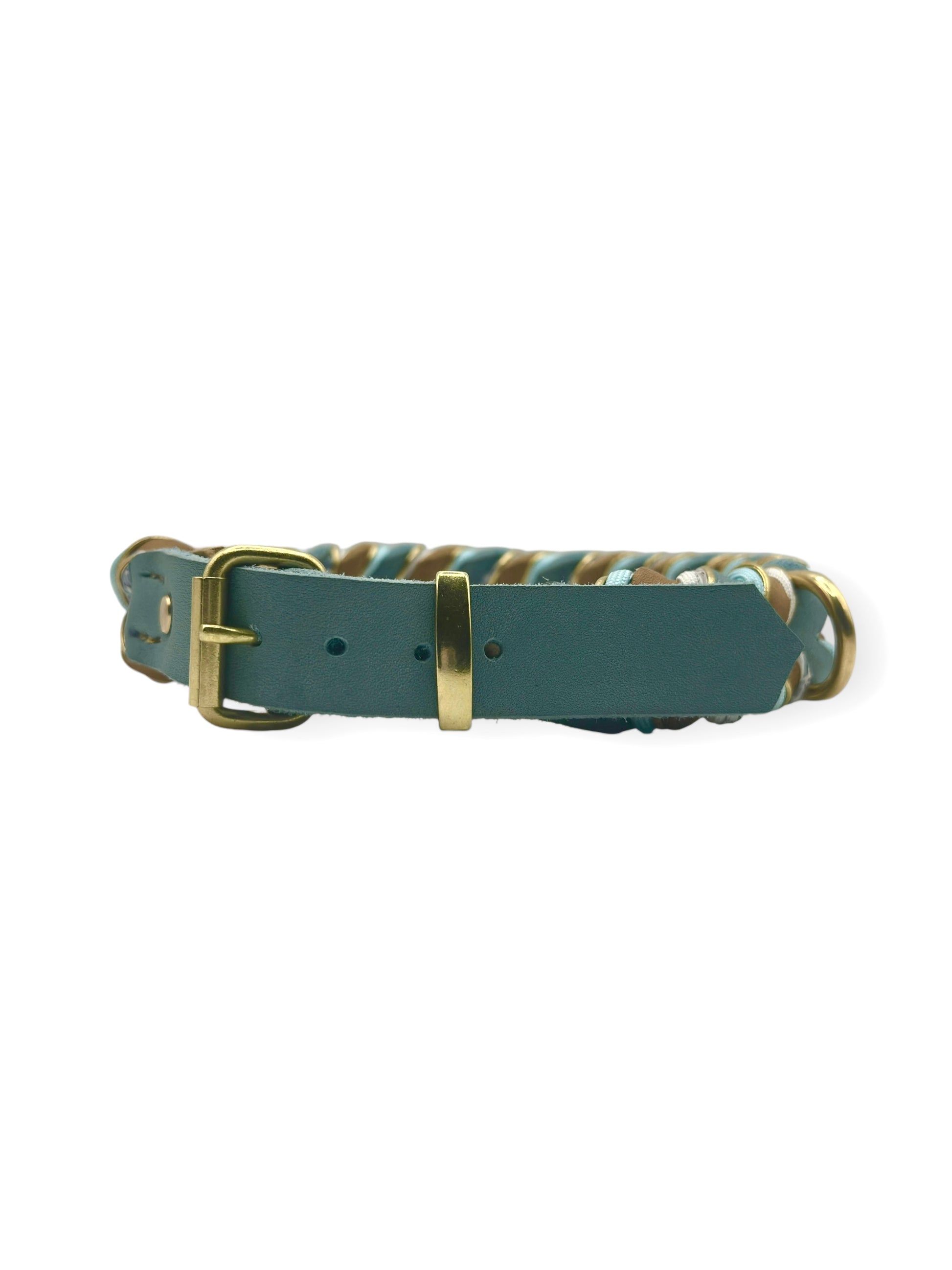 Lederhalsband aus Fettleder in den Farben Blau & Braun mit goldenen und Blumen details. Geeigent für kleine, mittlere und große Hunde, da das Halsband an das gewicht deines Hundes angepasst wird.