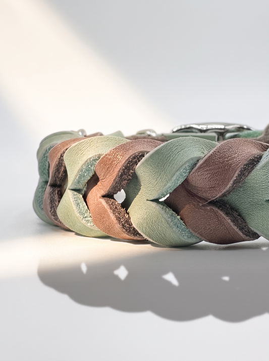 Hundehalsband geflochten aus Fettleder in der Farbe mint und Schlamm. Handgefertigt und individuell anpassbar. Details flechtung 