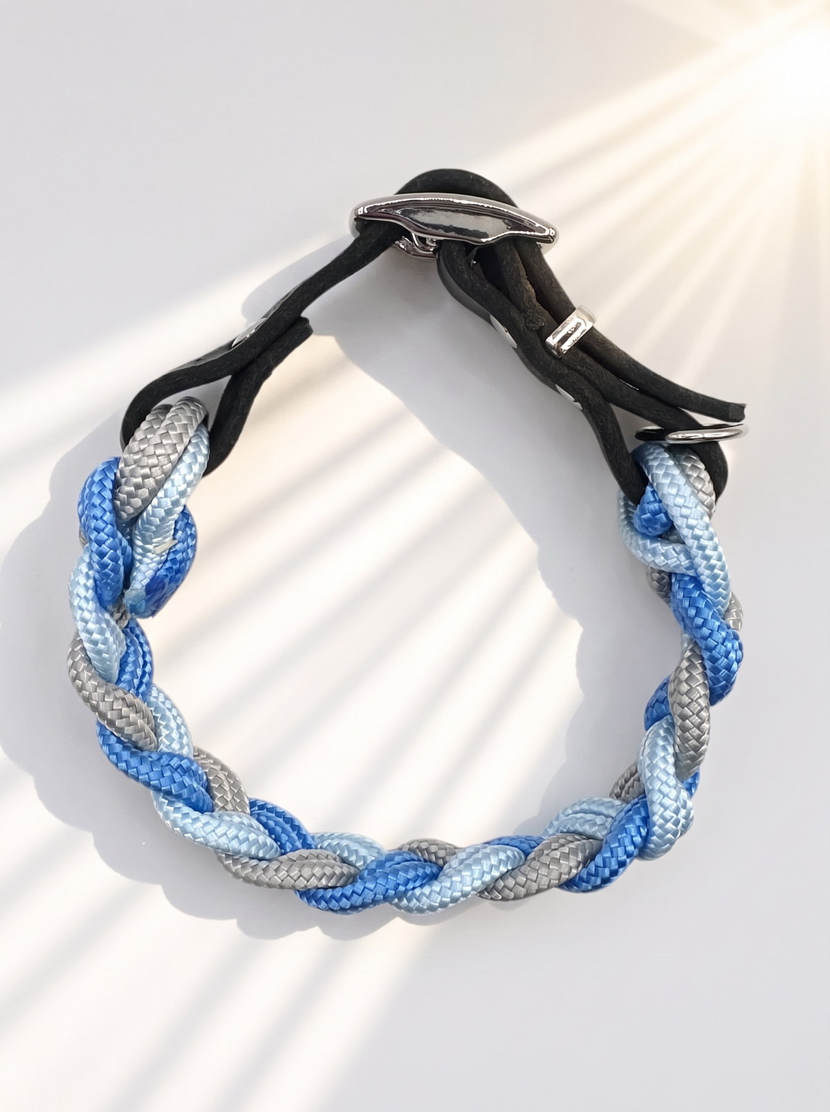 Hundehalsband geflochten in hell und dunkelblau mit grau geflochten. Handgefertigt aus Tau und Leder oder BioThane. Individuell anpassbar. Ansicht des Halsbandes von oben.