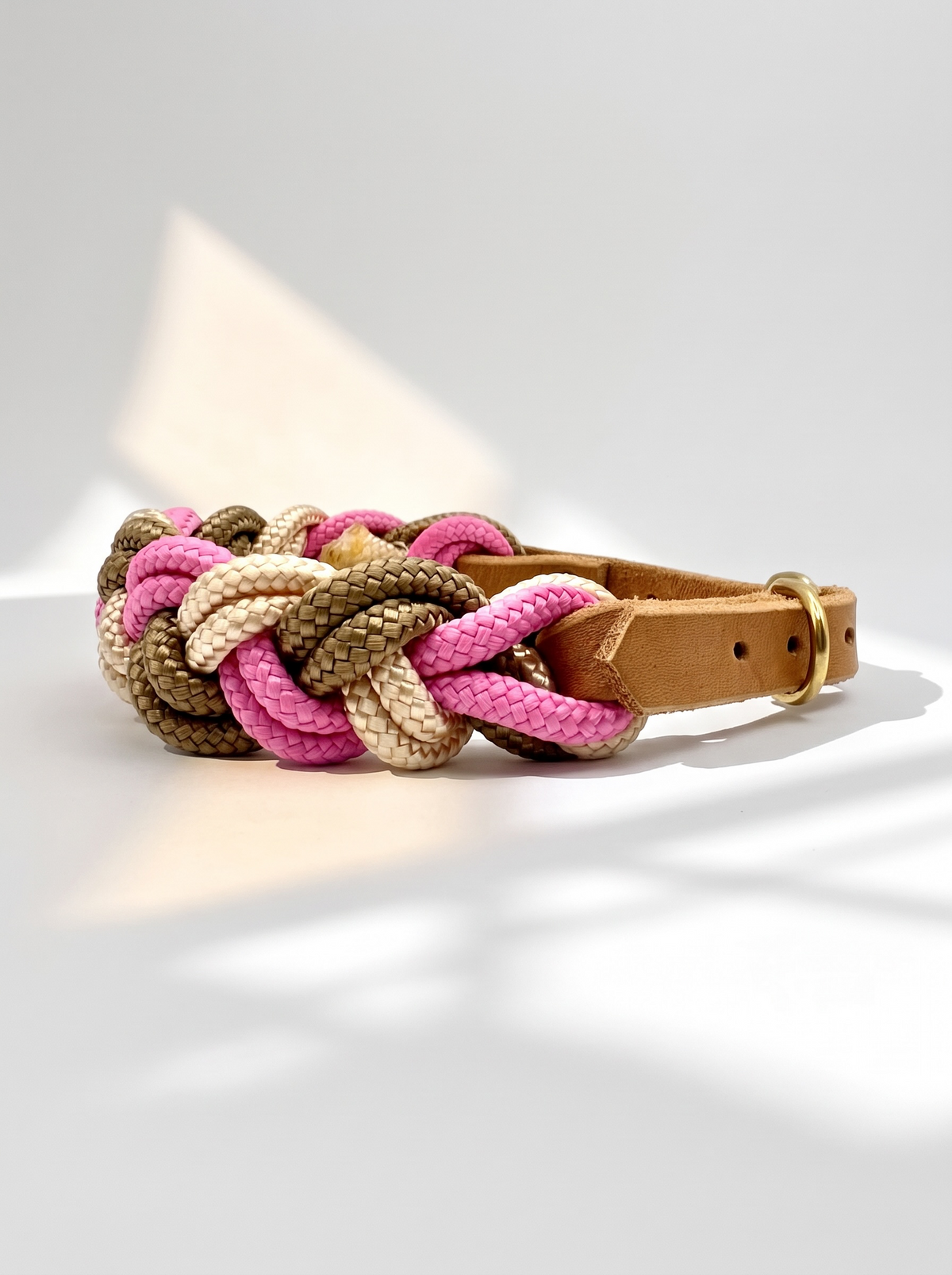 Hundehalsband geflochten aus Tau in rosa beige und braun. Handgefertigt und individuell anpassbar. Ansicht von der Seite 