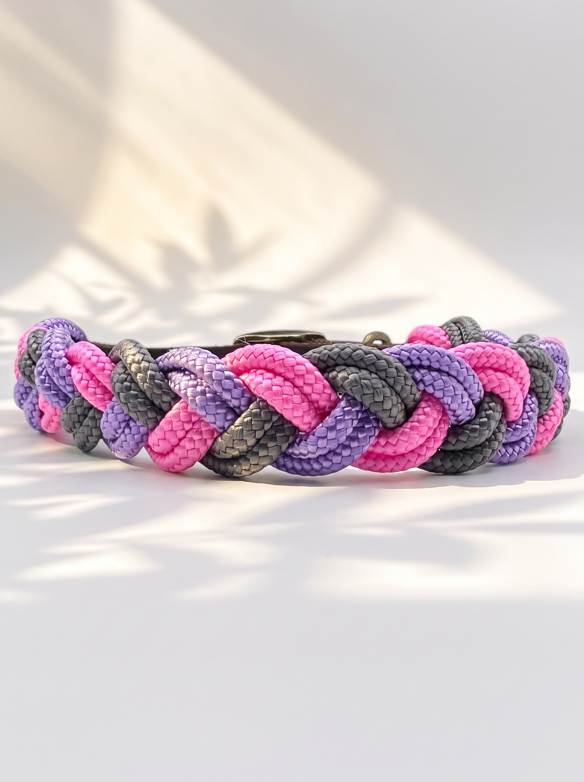 Tau Halsband geflochten in rosa lila und grau Mit verstellbarem Verschluss. Anpassbar für alle Hunde. Handgefertigt und in verschiedenen Breiten erhältlich. Ansicht Halsband hinten 