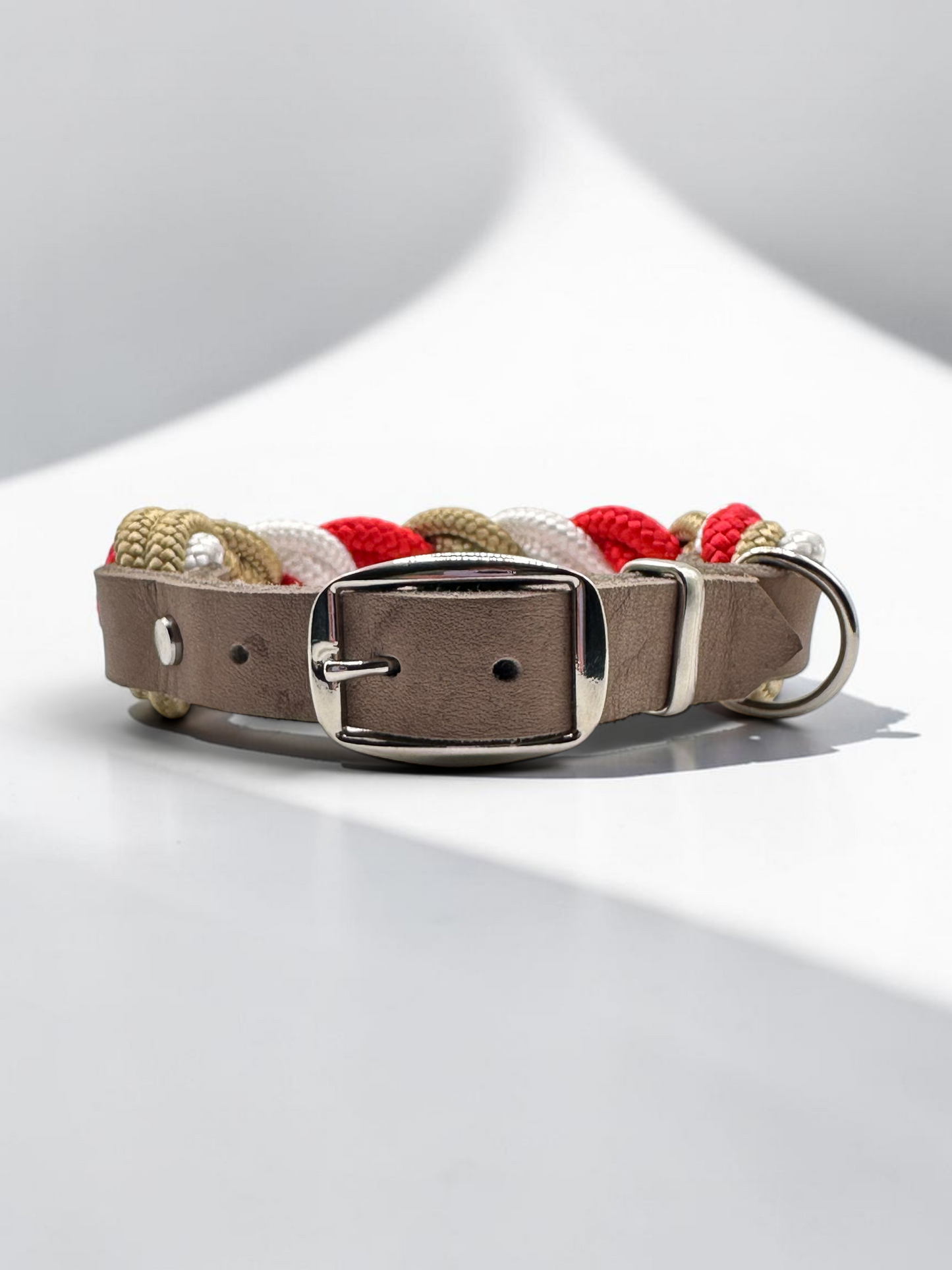 Hundehalsband aus Tau geflochten in den Farben: Poppy Rot, Snow Weiß und Gold. Leder Verschluss zum verstellen. Weihnachtshalsband für kleine, mittlere und große Hunde. Personalisierbar. Ansicht: Verschlussart zum verstellen schnalle in Silber 