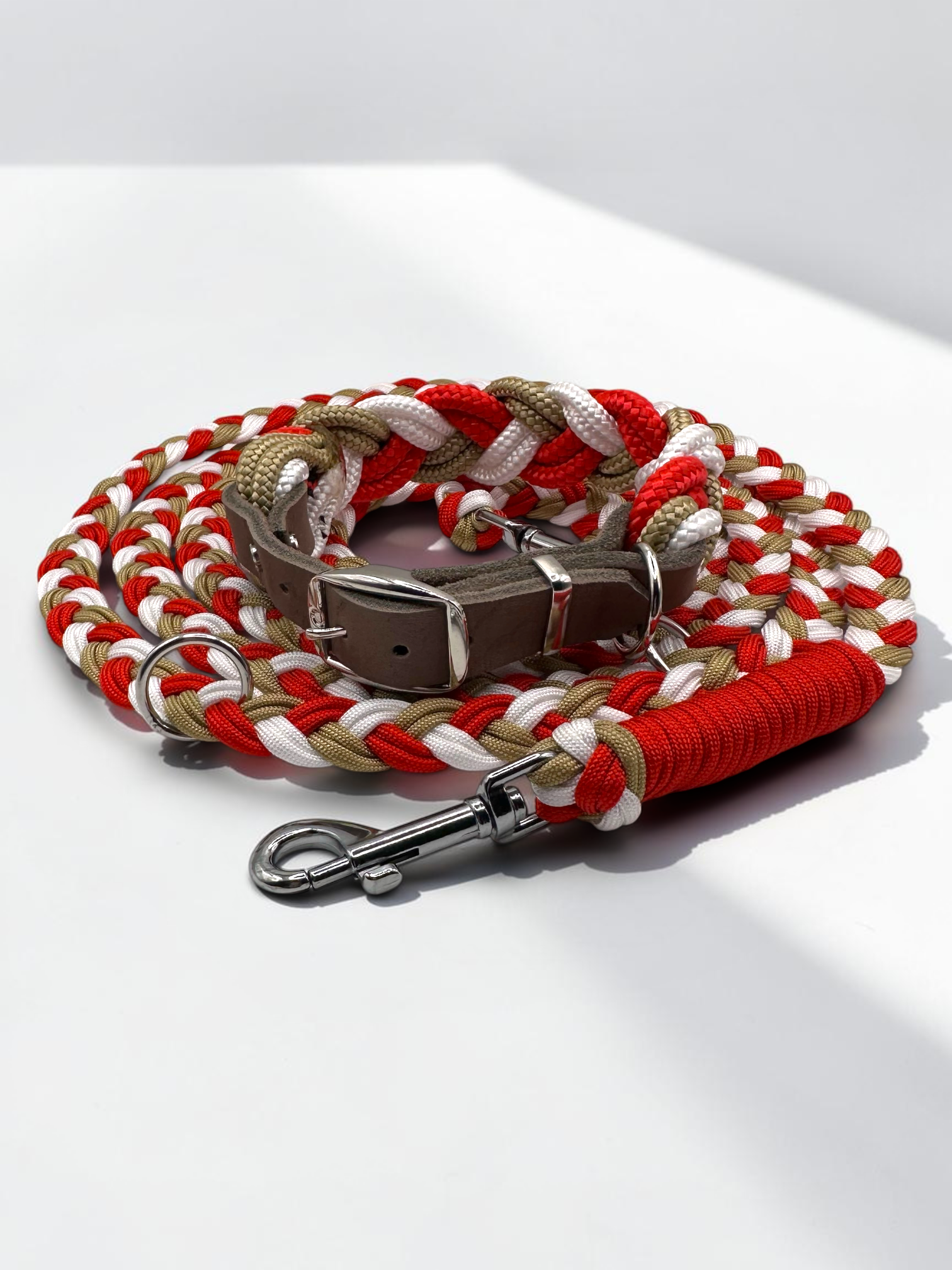 Hundehalsband und Hundeleine aus Tau geflochten in den Farben: Poppy Rot, Snow Weiß und Gold. Leder Verschluss zum verstellen. Weihnachtshalsband für kleine, mittlere und große Hunde. Personalisierbar. Ansicht: Tauhalsband und Paracordleine 