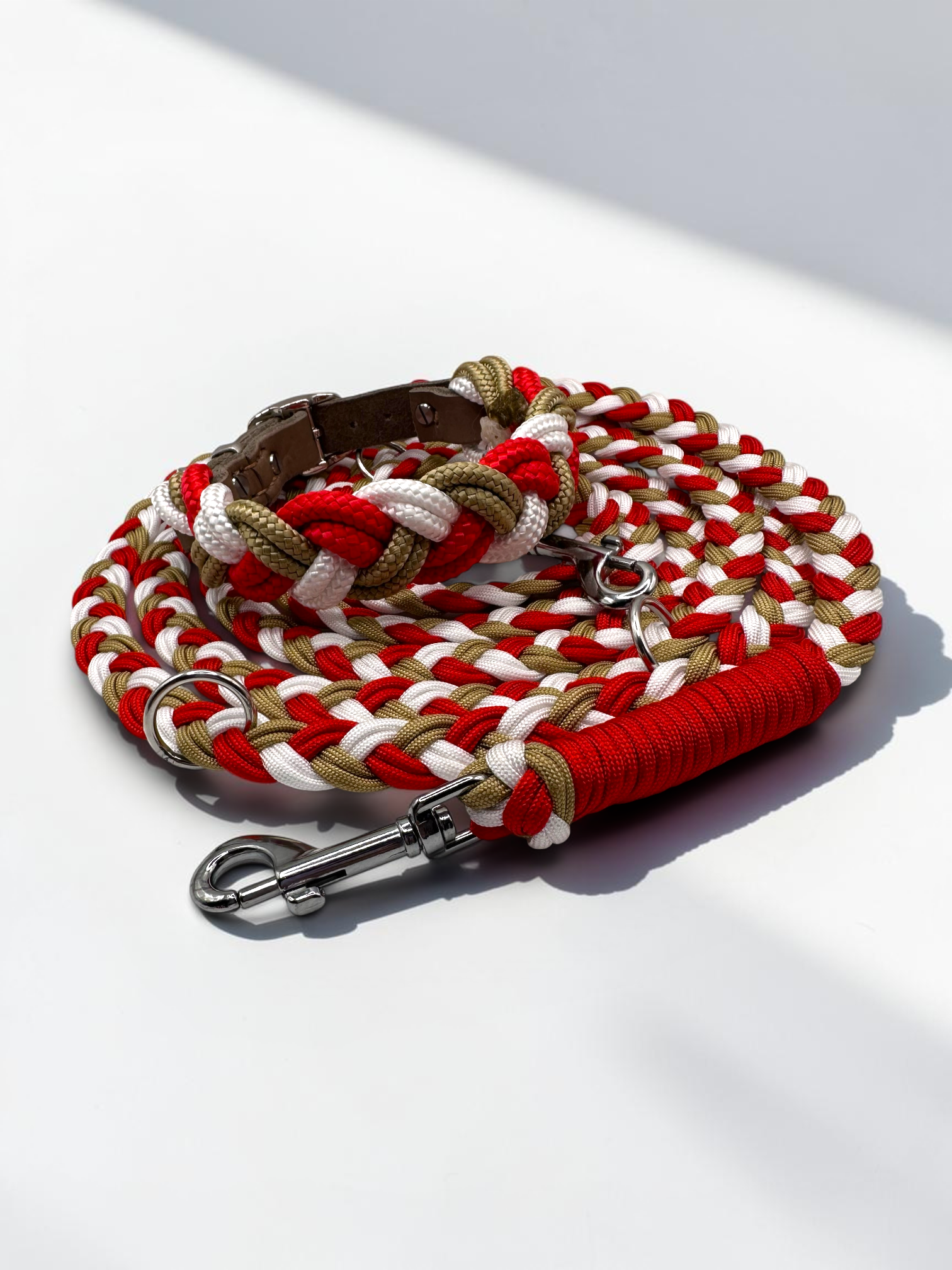 Hundehalsband aus Tau geflochten in den Farben: Poppy Rot, Snow Weiß und Gold. Leder Verschluss zum verstellen. Weihnachtshalsband und Leine für kleine, mittlere und große Hunde. Personalisierbar. Ansicht: Set in Christas Farben 