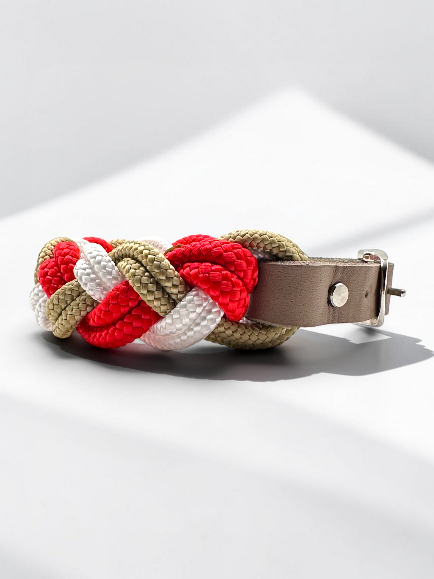 Hundehalsband aus Tau geflochten in den Farben: Poppy Rot, Snow Weiß und Gold. Leder Verschluss zum verstellen. Weihnachtshalsband für kleine, mittlere und große Hunde. Personalisierbar. Ansicht: Seite