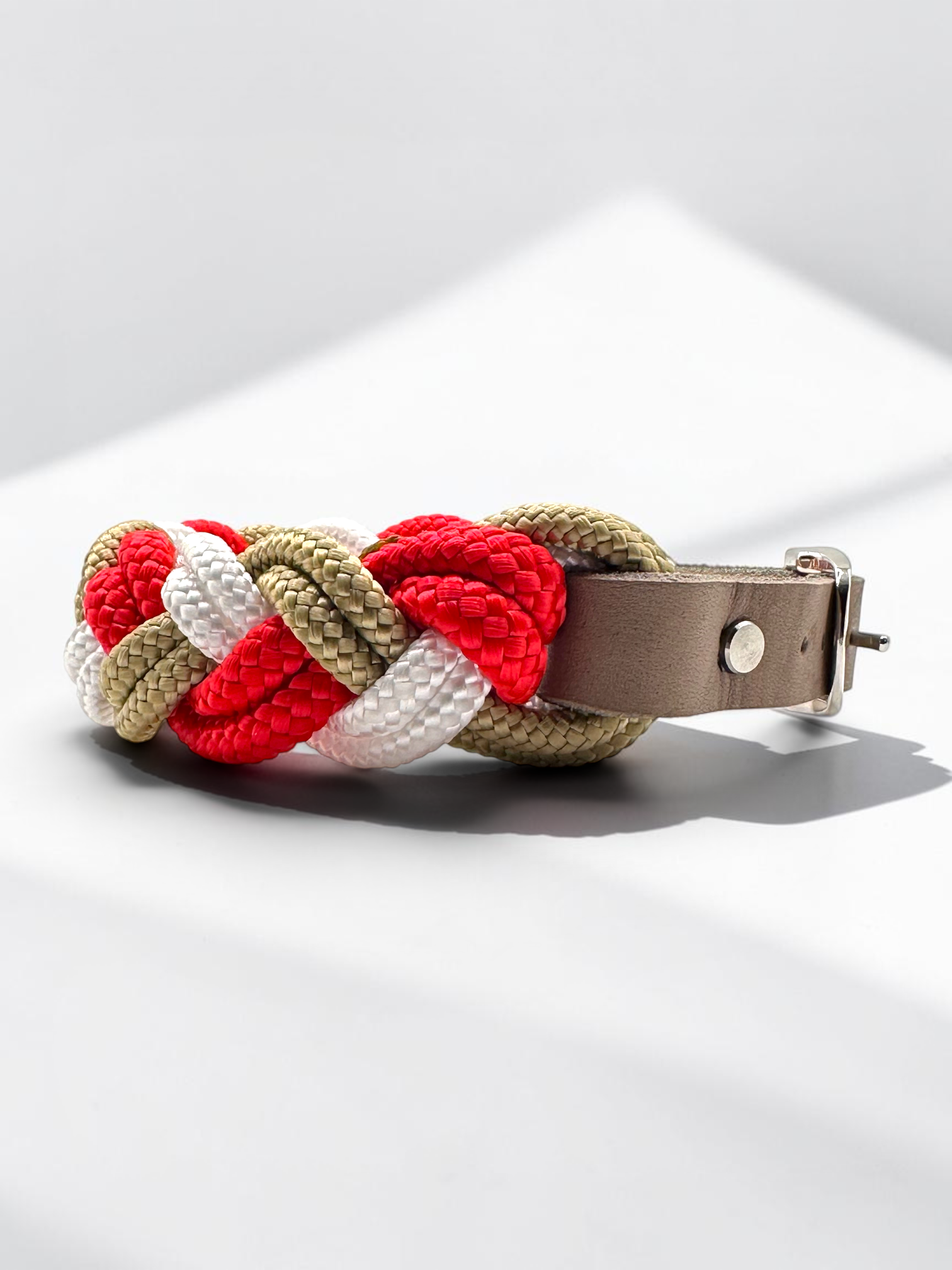 Hundehalsband aus Tau geflochten in den Farben: Poppy Rot, Snow Weiß und Gold. Leder Verschluss zum verstellen. Weihnachtshalsband für kleine, mittlere und große Hunde. Personalisierbar. Ansicht: Seite