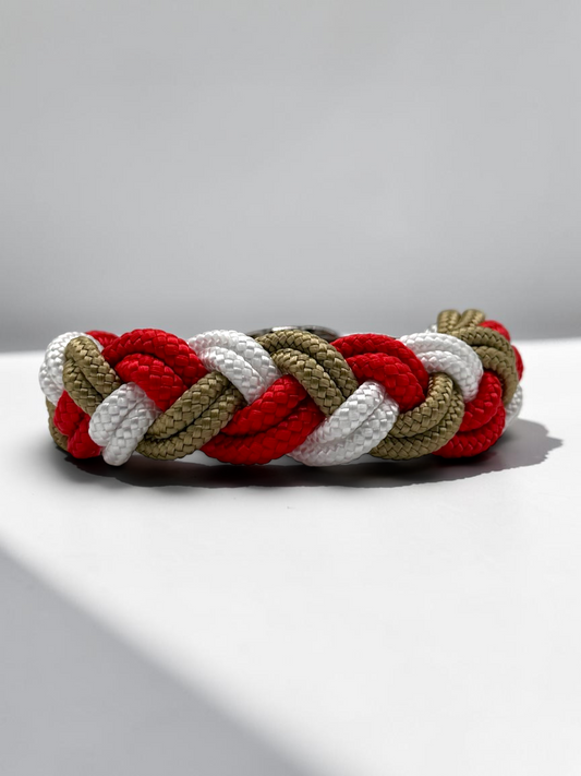 Hundehalsband aus Tau geflochten in den Farben: Poppy Rot, Snow Weiß und Gold. Leder Verschluss zum verstellen. Weihnachtshalsband für kleine, mittlere und große Hunde. Personalisierbar. Ansicht: Flechtung hinten