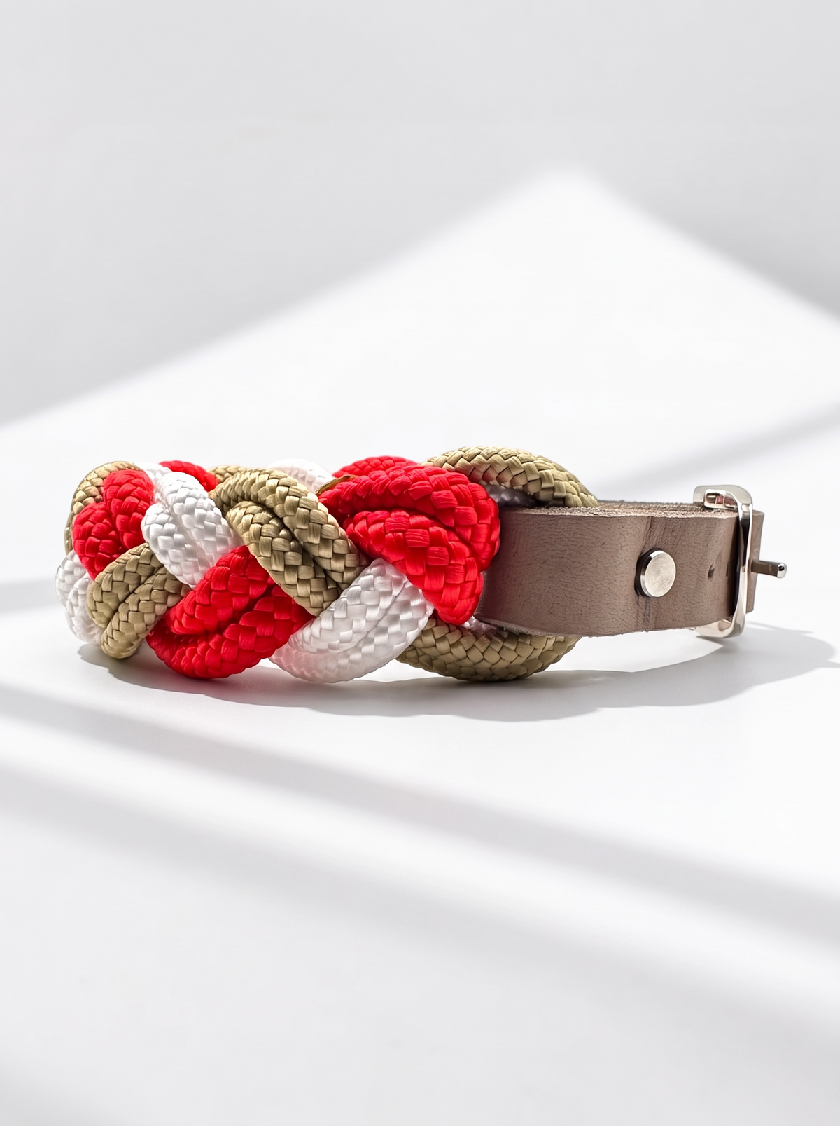 Hundehalsband aus Tau geflochten in den Farben: Poppy Rot, Snow Weiß und Gold. Leder Verschluss zum verstellen. Weihnachtshalsband für kleine, mittlere und große Hunde. Personalisierbar. Ansicht: Flechtung Seite 