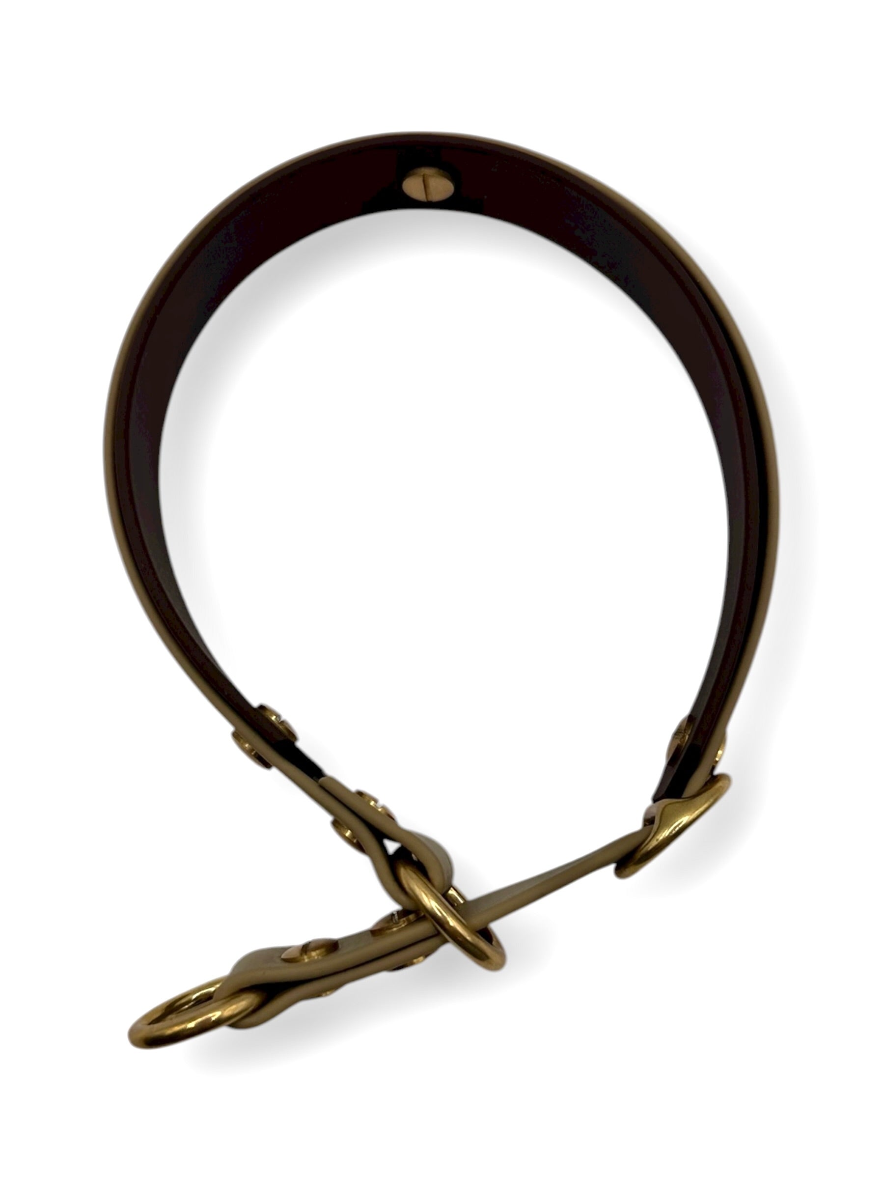 Hundehalsband aus BioThane mit Zugstopp verstellbar in dunkbraun und hellbraun. Herbsthalsband für Hunde mit goldenen Details.