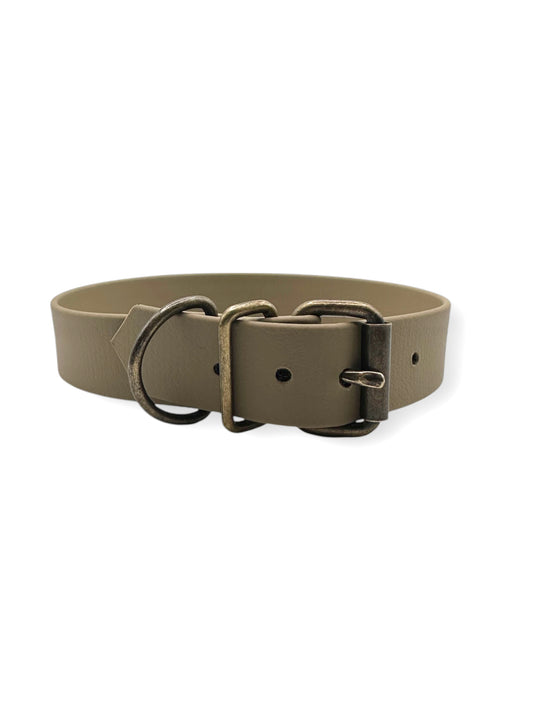 BioThane Hundehalsband in beige. Geeignet für jedes Wetter. Passend für kleine, mittlere und große Hunde, da es an das Gewicht und die Größe angepasst wird.