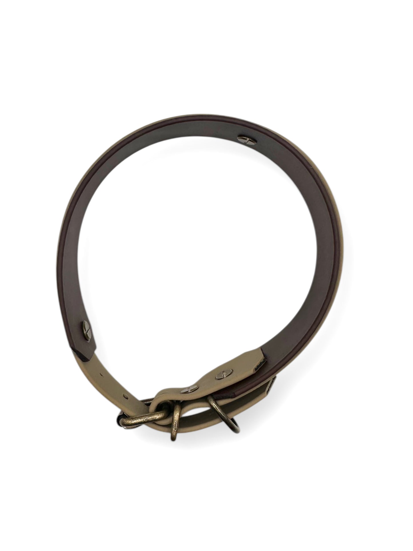 Hundehalsband aus BioThane in beige und dunkelbraun. In verschiedenen Breiten erhältlich, somit passend für jede Hundegröße. Geeignet für jedes Wetter.