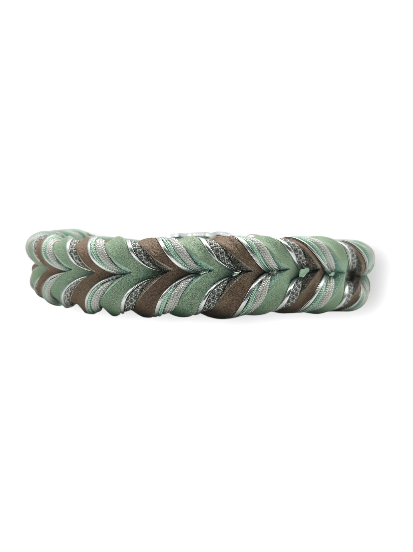 Lederhalsband aus Fettleder in Schlamm und mint. Silberne und grau Details. Geeignet für kleine, mittlere und große Hunde, da es a das Gewicht angepasst wird.