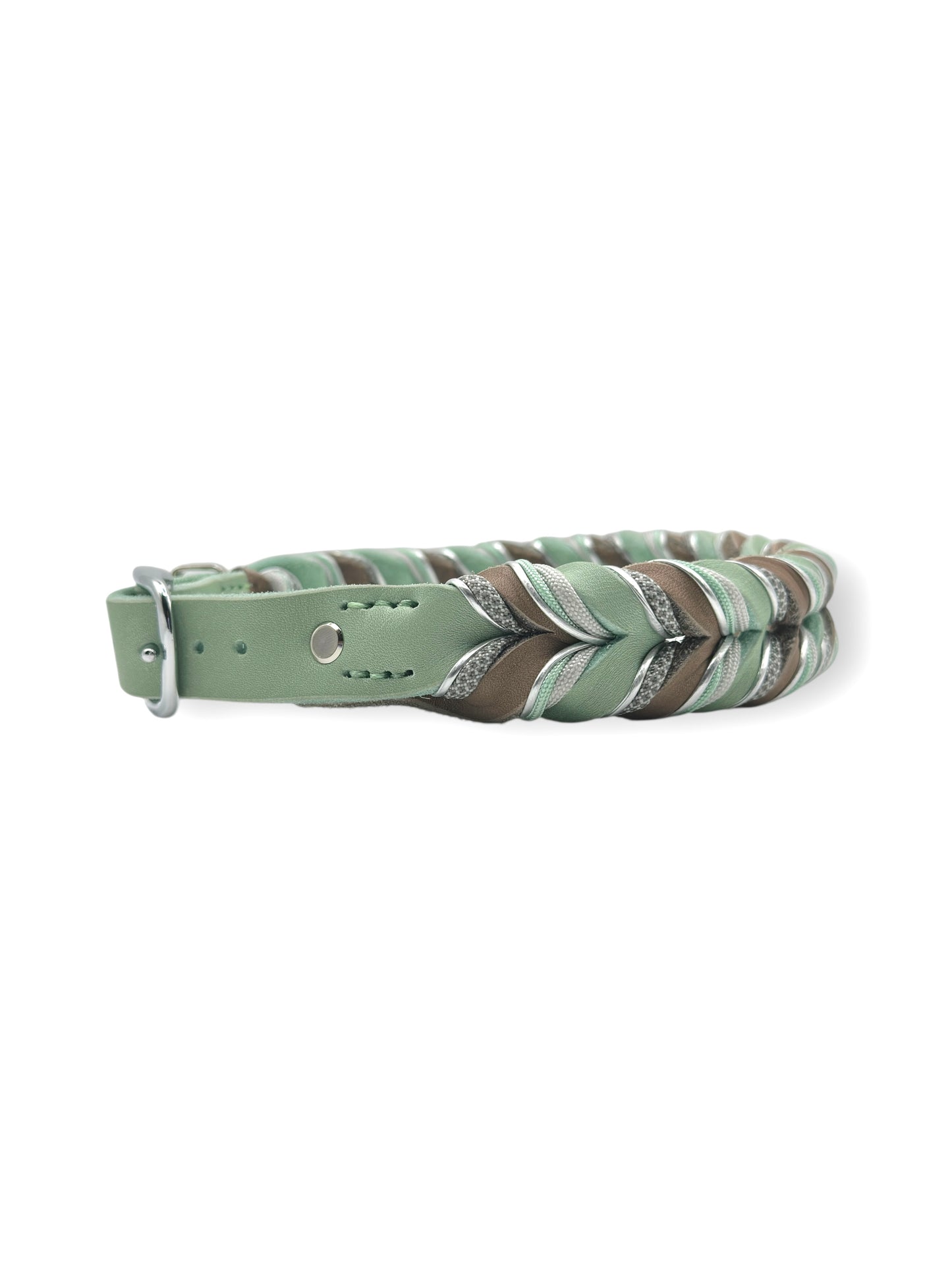 Lederhalsband aus Fettleder in Schlamm und mint. Silberne und grau Details. Geeignet für kleine, mittlere und große Hunde, da es a das Gewicht angepasst wird.