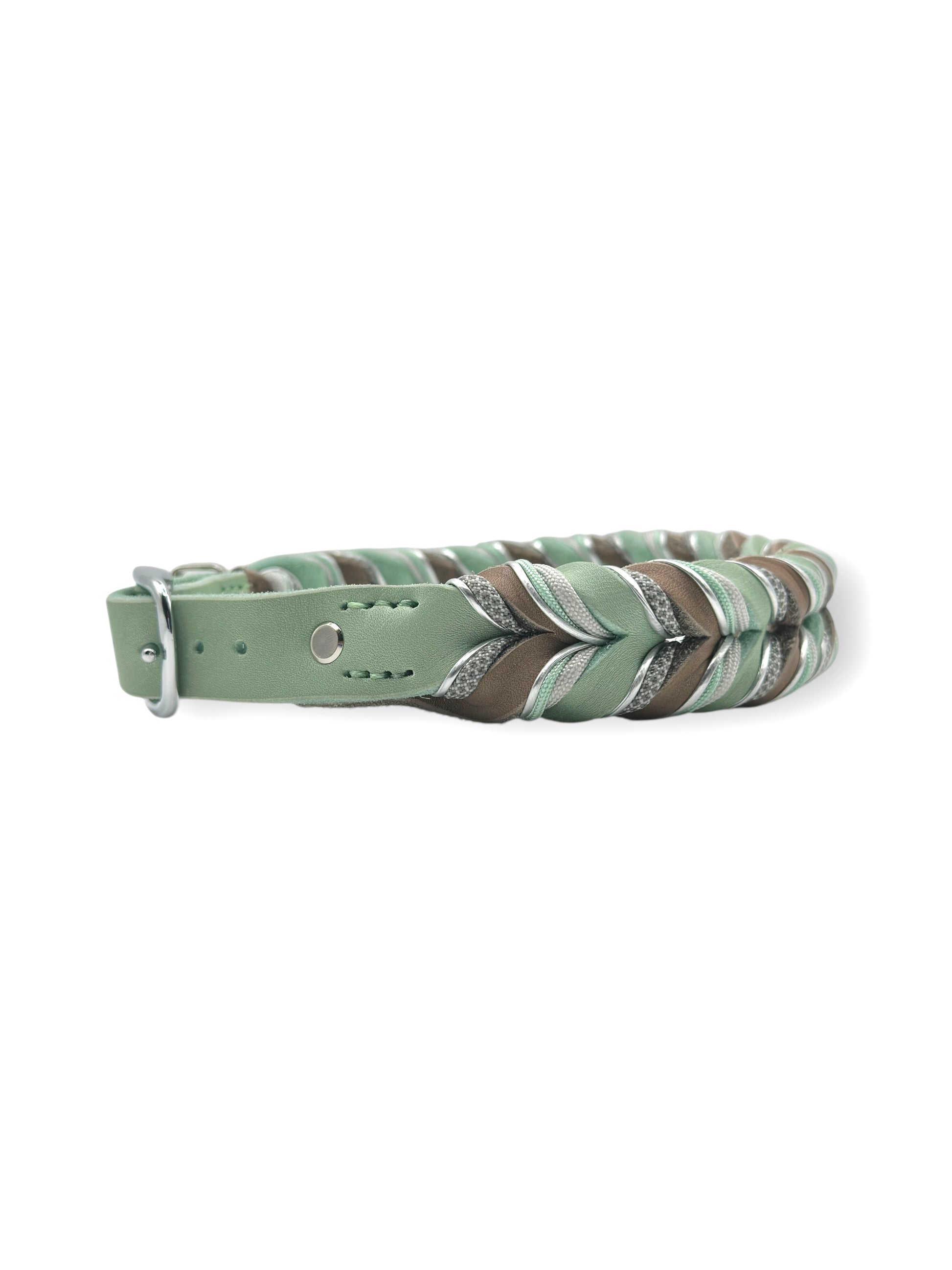 Lederhalsband aus Fettleder in Schlamm und mint. Silberne und grau Details. Geeignet für kleine, mittlere und große Hunde, da es a das Gewicht angepasst wird.