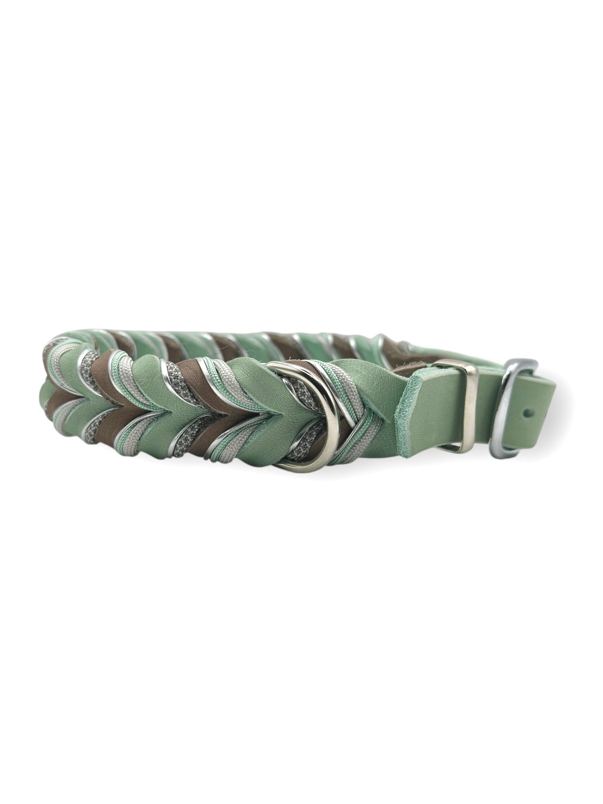 Lederhalsband aus Fettleder in Schlamm und mint. Silberne und grau Details. Geeignet für kleine, mittlere und große Hunde, da es a das Gewicht angepasst wird.