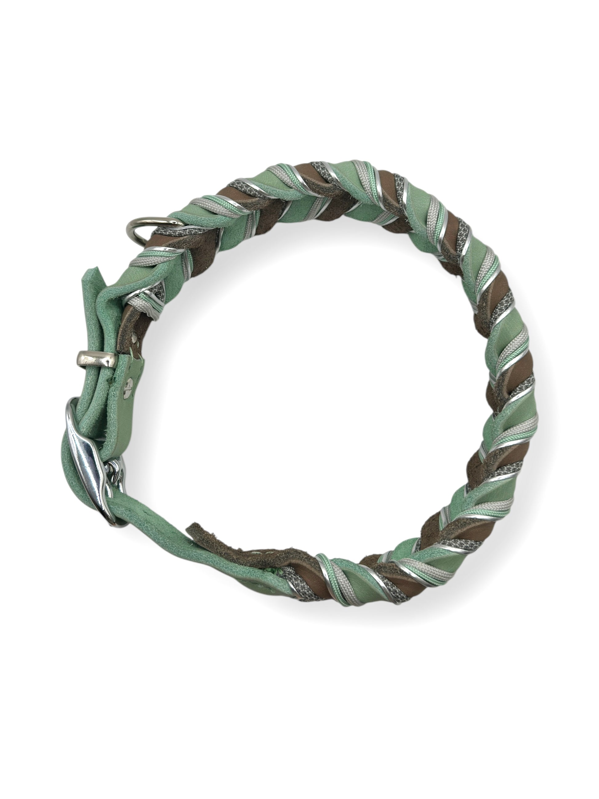 Lederhalsband aus Fettleder in Schlamm und mint. Silberne und grau Details. Geeignet für kleine, mittlere und große Hunde, da es a das Gewicht angepasst wird.