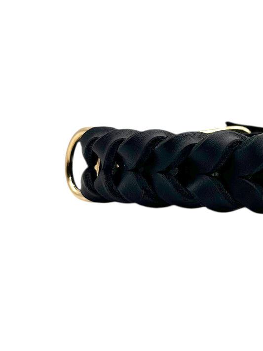 Lederhalsband für Hunde aus schwarzen Fettleder. Geeigent für kleine, mittlere und große Hunde, da es a das Gewicht deines Hundes angepasst wird. Details in Gold, Messing.