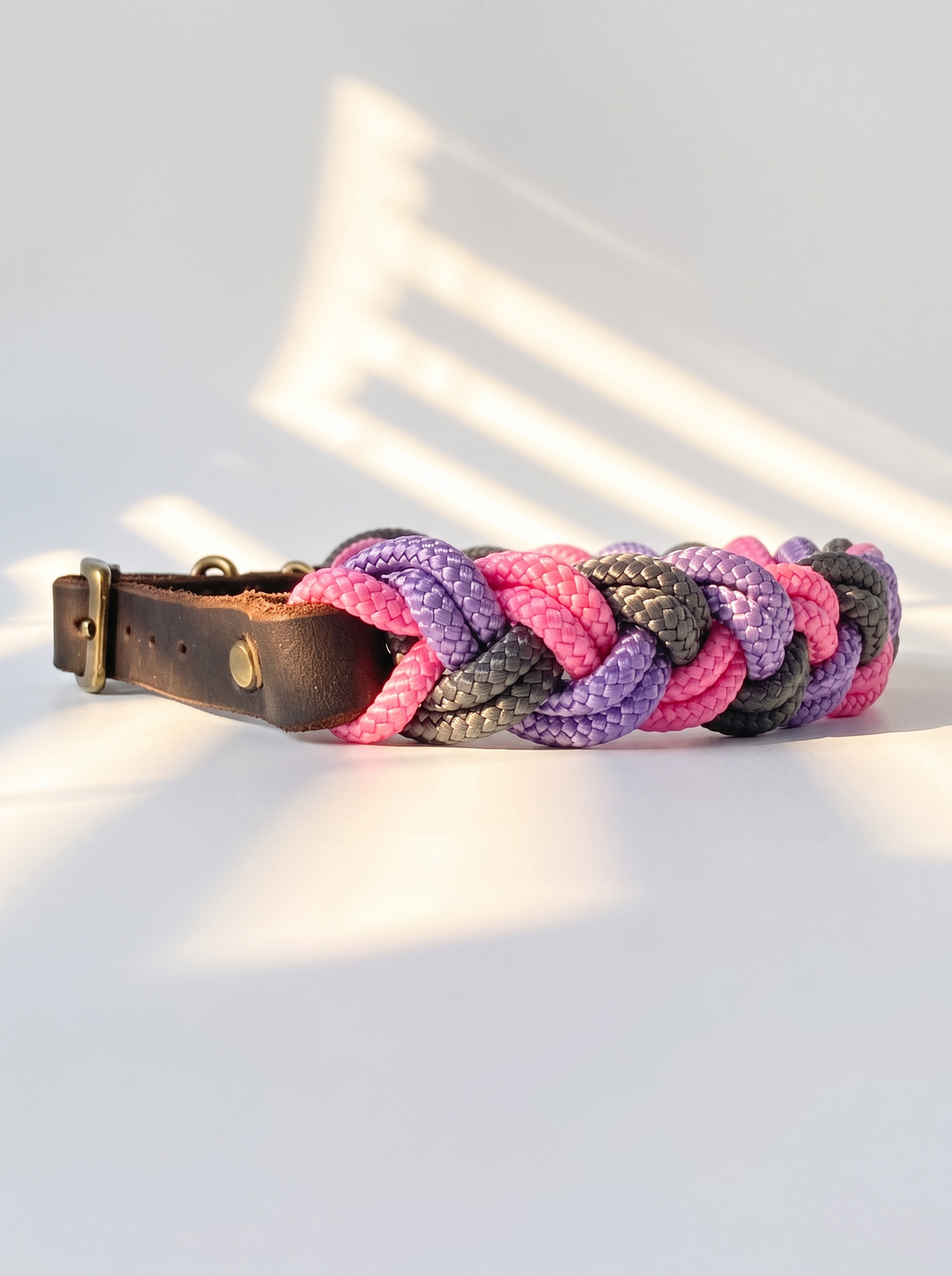 Tau Halsband geflochten in rosa lila und grau Mit verstellbarem Verschluss. Anpassbar für alle Hunde. Handgefertigt und in verschiedenen Breiten erhältlich. Ansicht der Seite des Halsbandes 