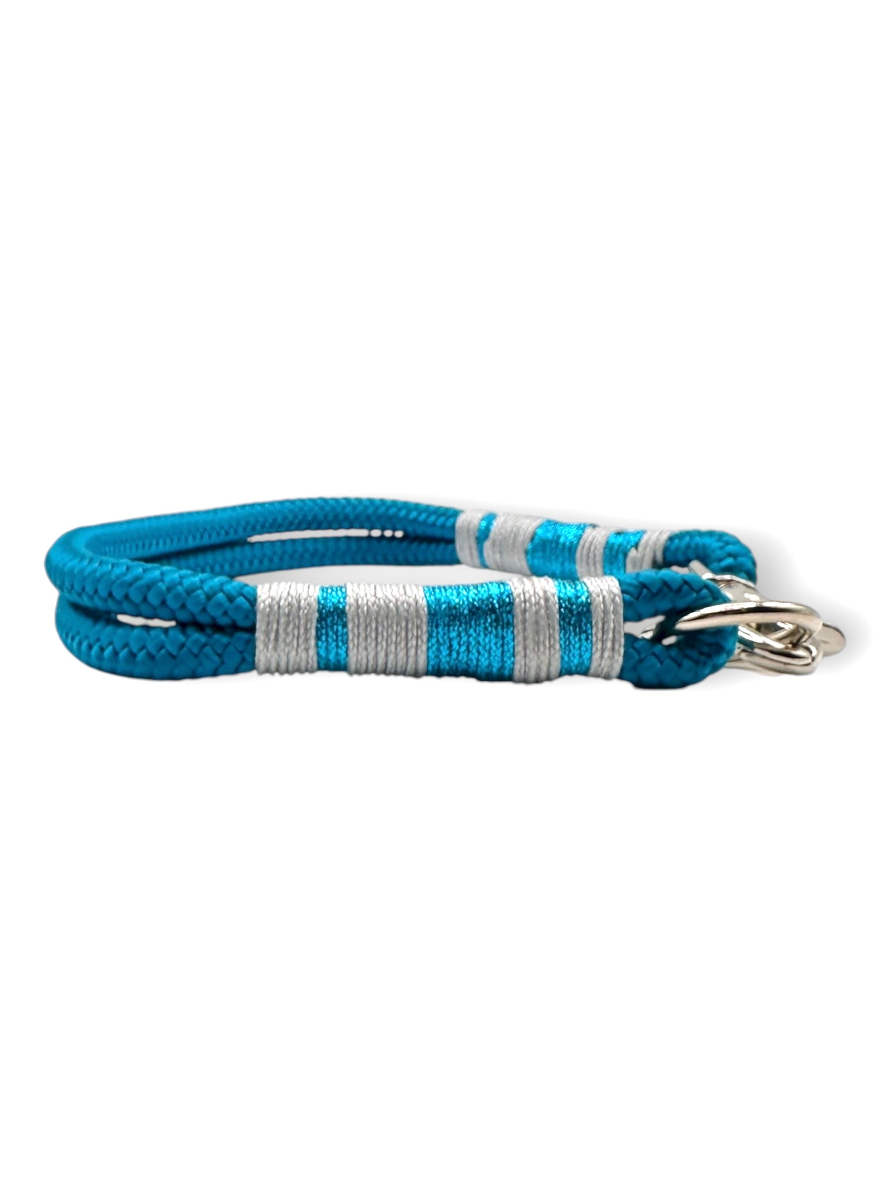 Hundehalsband aus Tau in blau mit Glitzer und silbernen Details. 10mm PPM Seil Aqua. Seite