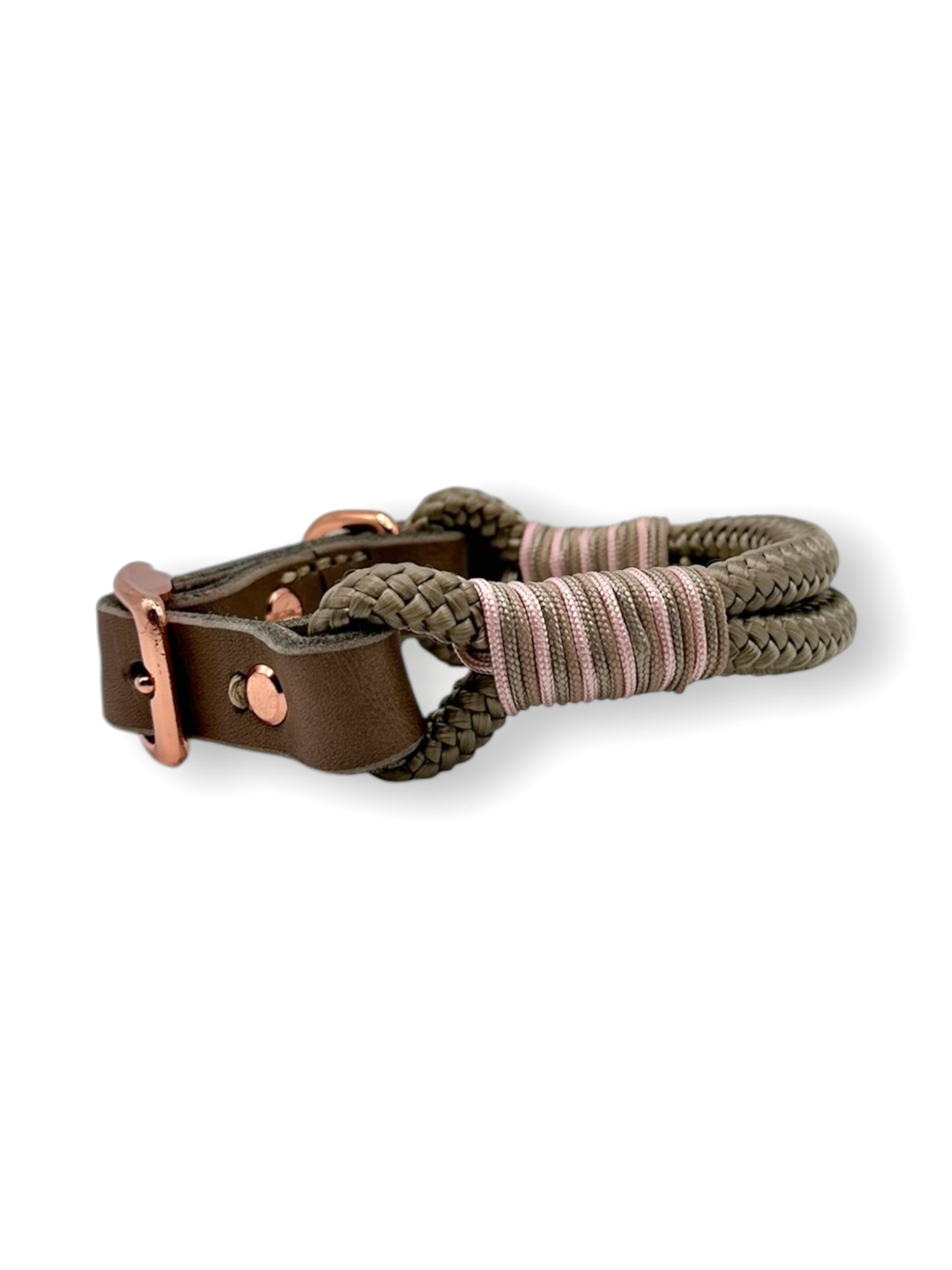Hundehalsband aus Tau mit lederverschluss in den Farben tan, mocca und blush rosa Seite