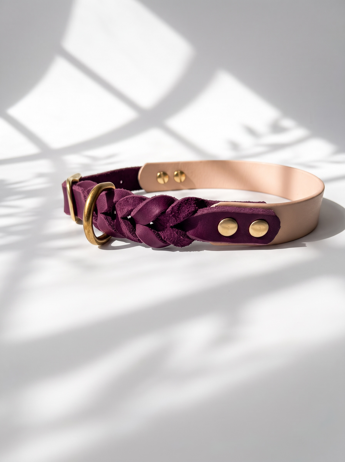 Hundehalsband aus BioThane und Leder in den Farben powder tan und Aubergine. Handgefertigt und individuell anpassbar. Details flechtung 