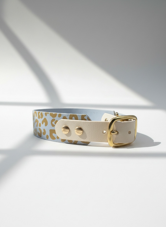 Leopardenhalsband aus biothane in pastel blau und Arctic Wolf. Mit Messing Beschlägen in Gold