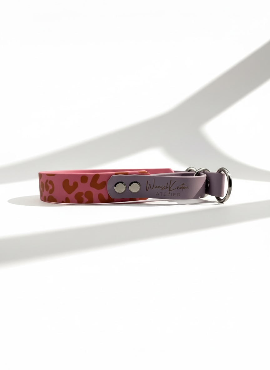 Hundehalsband aus biothane in pastel Rosa und lila mit Leoprint und Beschlägen aus Messing Silber. Namensgravur möglich